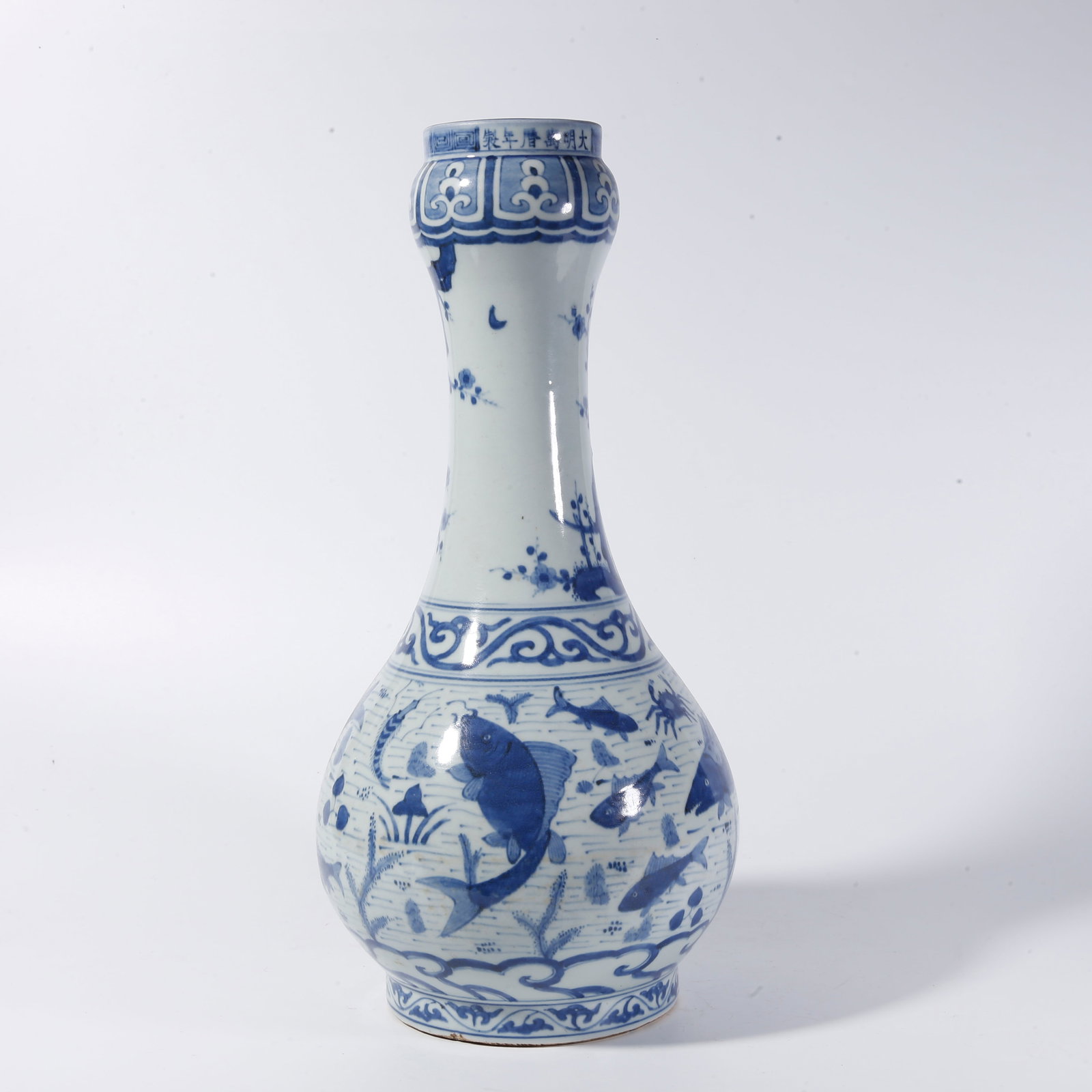 A BLUE-AND-WHITE "GARLIC-HEAD" VASE WITH FISH AND ALGAE MOTIFS: Blue-and-White "Garlic-Head" Vase with Fish and Algae Motifs