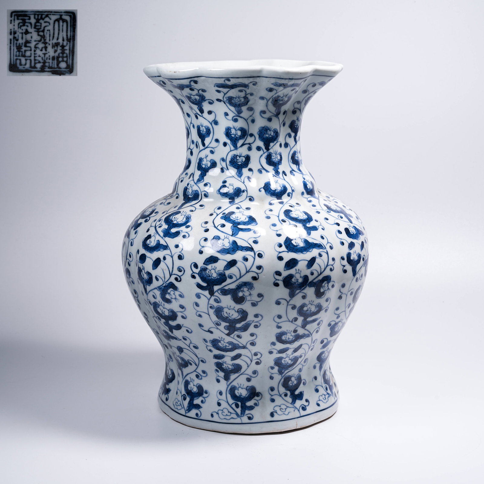 A BLUE-AND-WHITE POMEGRANATE-SHAPED ZUN WITH FLORAL MOTIFS AND FOLIATED RIM (1 of 9)