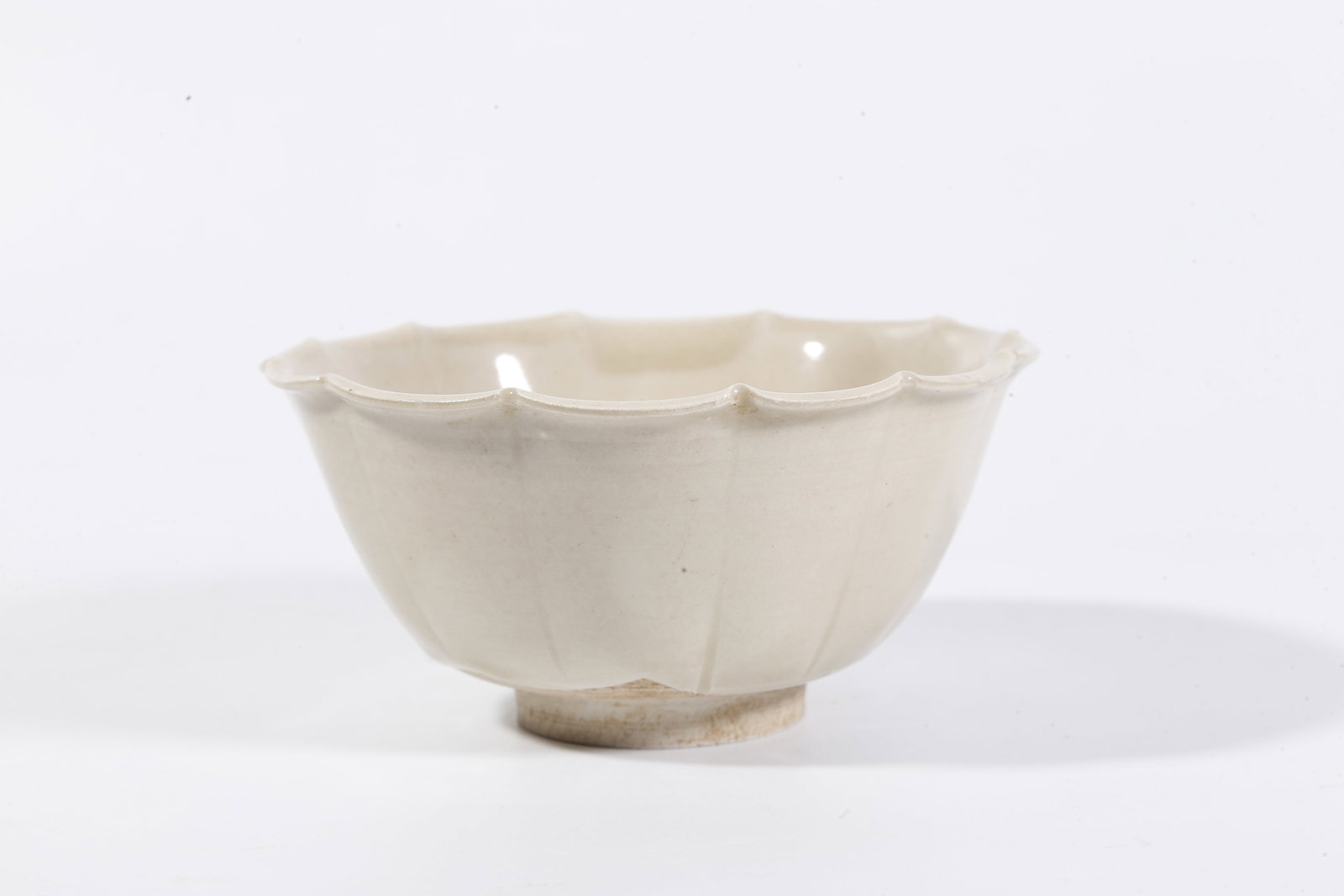 A WHITE-GLAZED BOWL WITH FLORAL RIM (1 of 9)