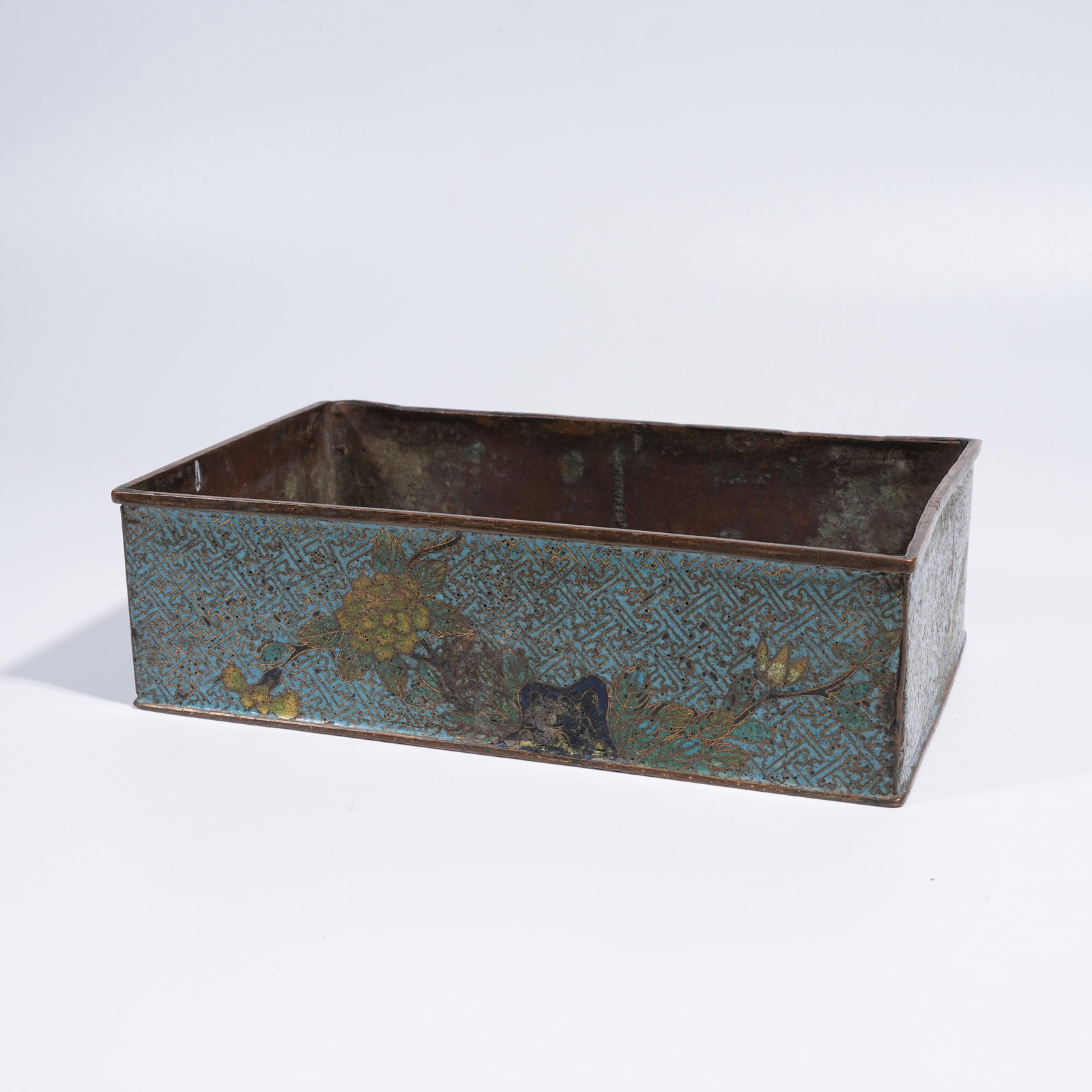 A CLOISONNÉ ENAMEL BRONZE BOX WITH FLORAL DECORATION (1 of 9)