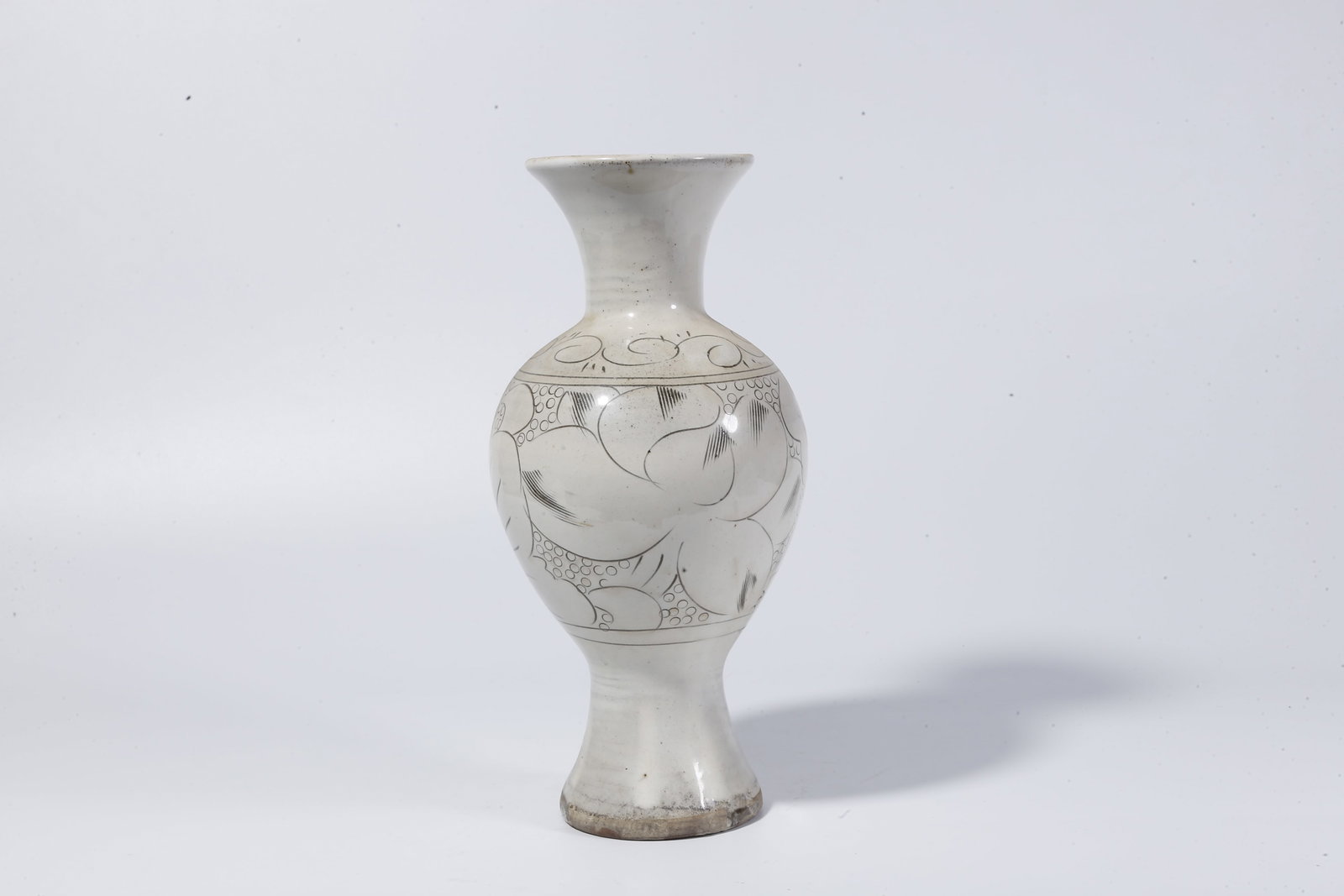 A CIZHOU WARE VASE (1 of 10)