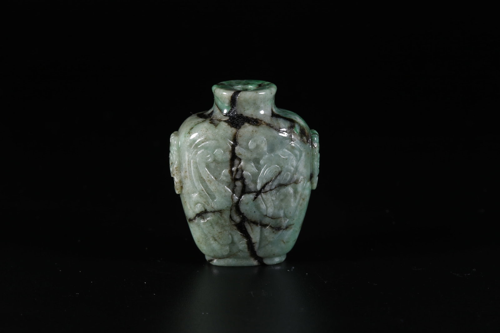 A JADEITE CARVED DRAGON SNUFF BOTTLE (1 of 9)