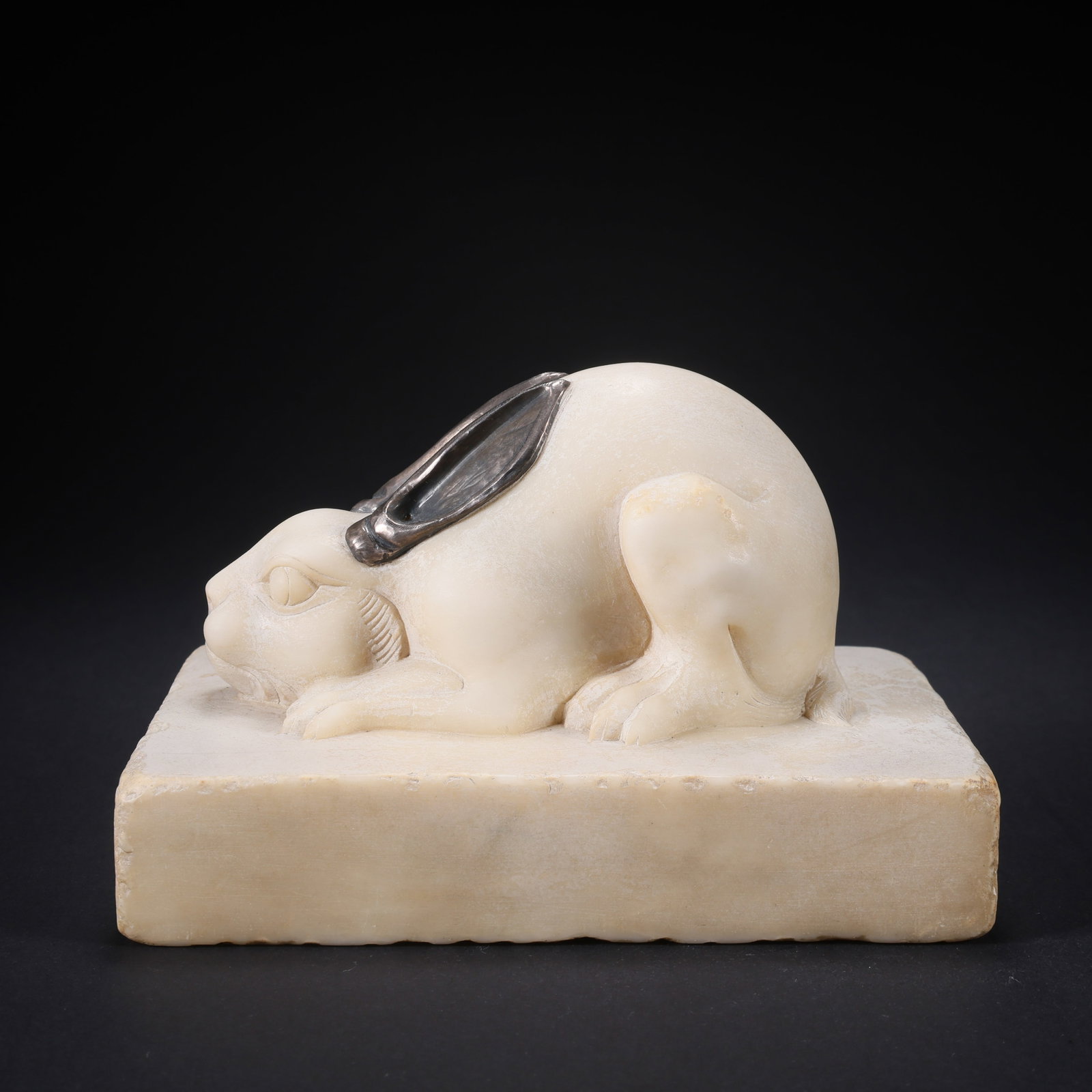 A WHITE MARBLE RABBIT ORNAMENT WITH SILVER MOUNT: White Marble Rabbit Ornament with Silver Mount