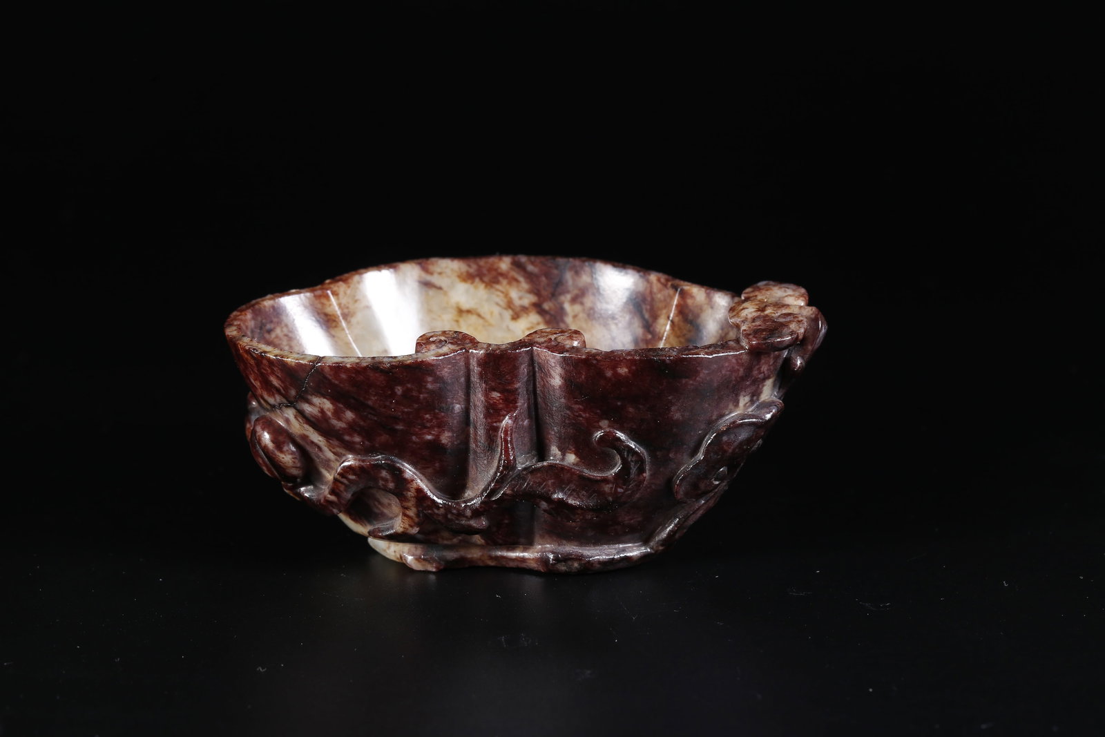 A HETIAN JADE CARVED WASH BASIN WITH LINGZHI MOTIF (1 of 9)