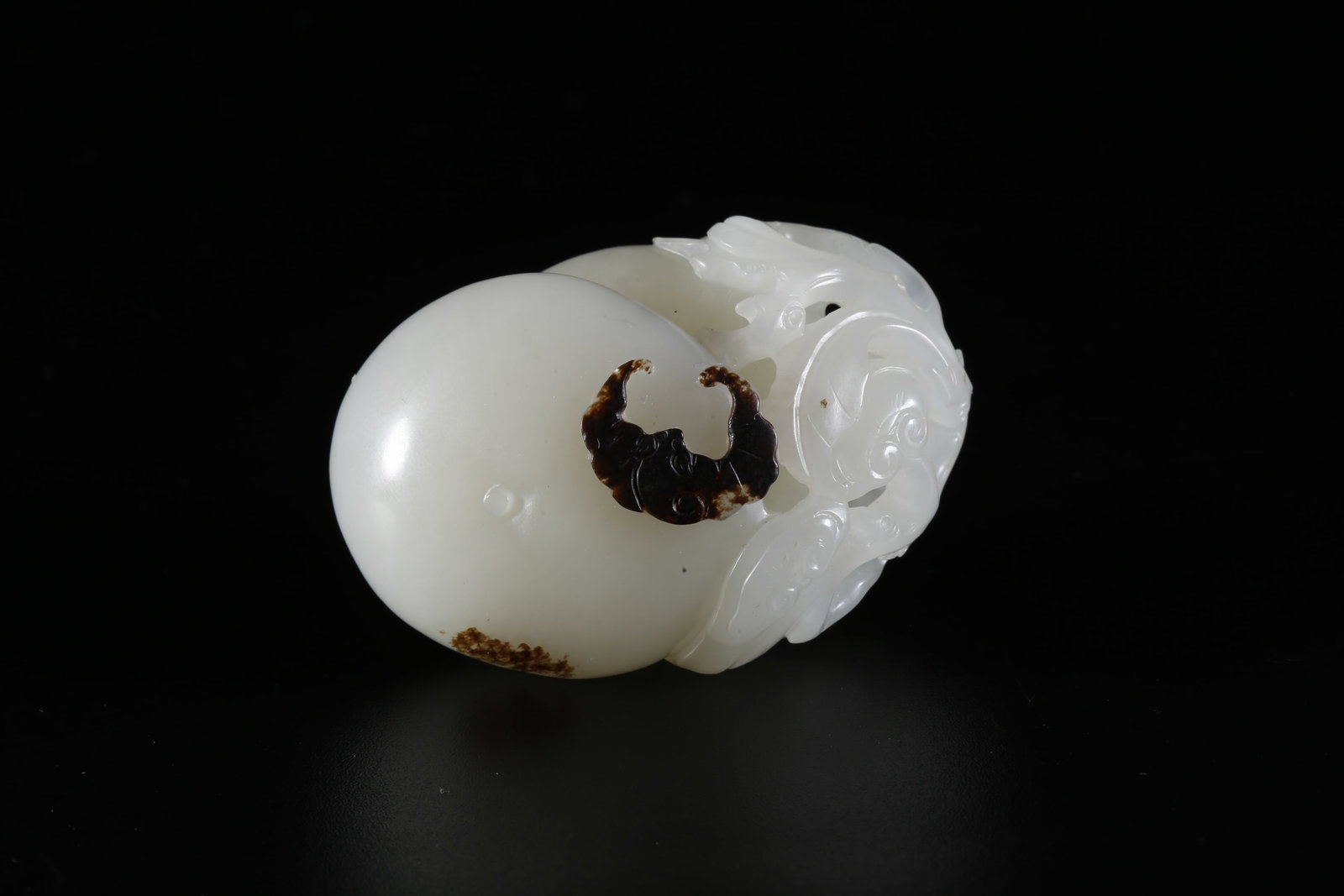 A HETIAN JADE CARVED "EVERYTHING AS DESIRED" HANDHELD ORNAMENT (1 of 9)