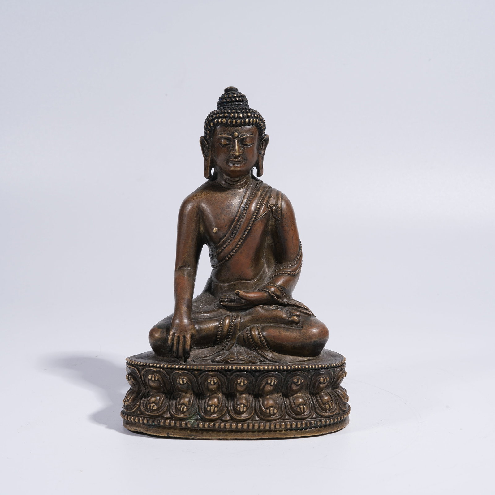 A BRONZE SEATED SHAKYAMUNI STATUE (1 of 8)
