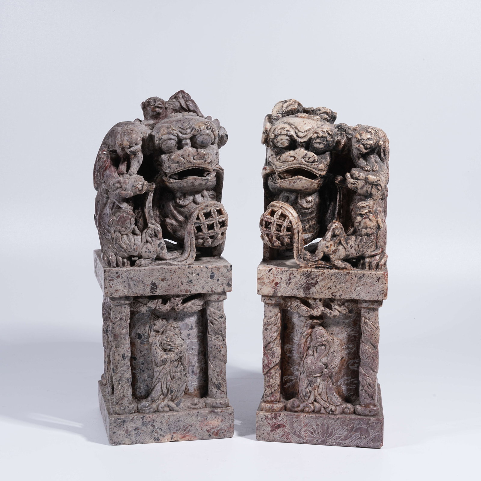 A SHOUSHAN STONE SEATED LION ORNAMENT (1 of 10)