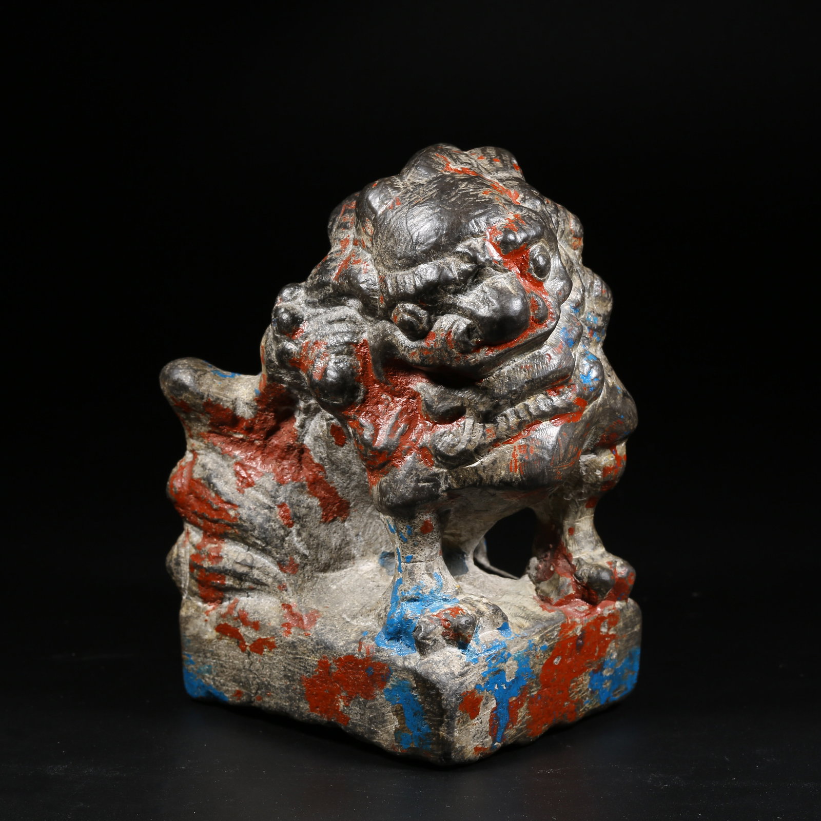 A BLACK STONE DESK LION: Black Stone Desk Lion