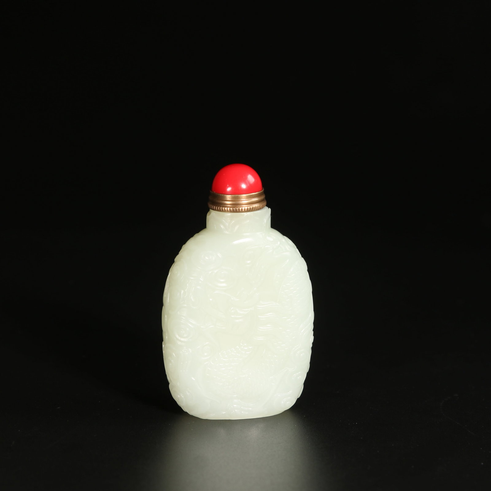 A HETIAN WHITE JADE SNUFF BOTTLE WITH CLOUD AND DRAGON PATTERN (1 of 11)