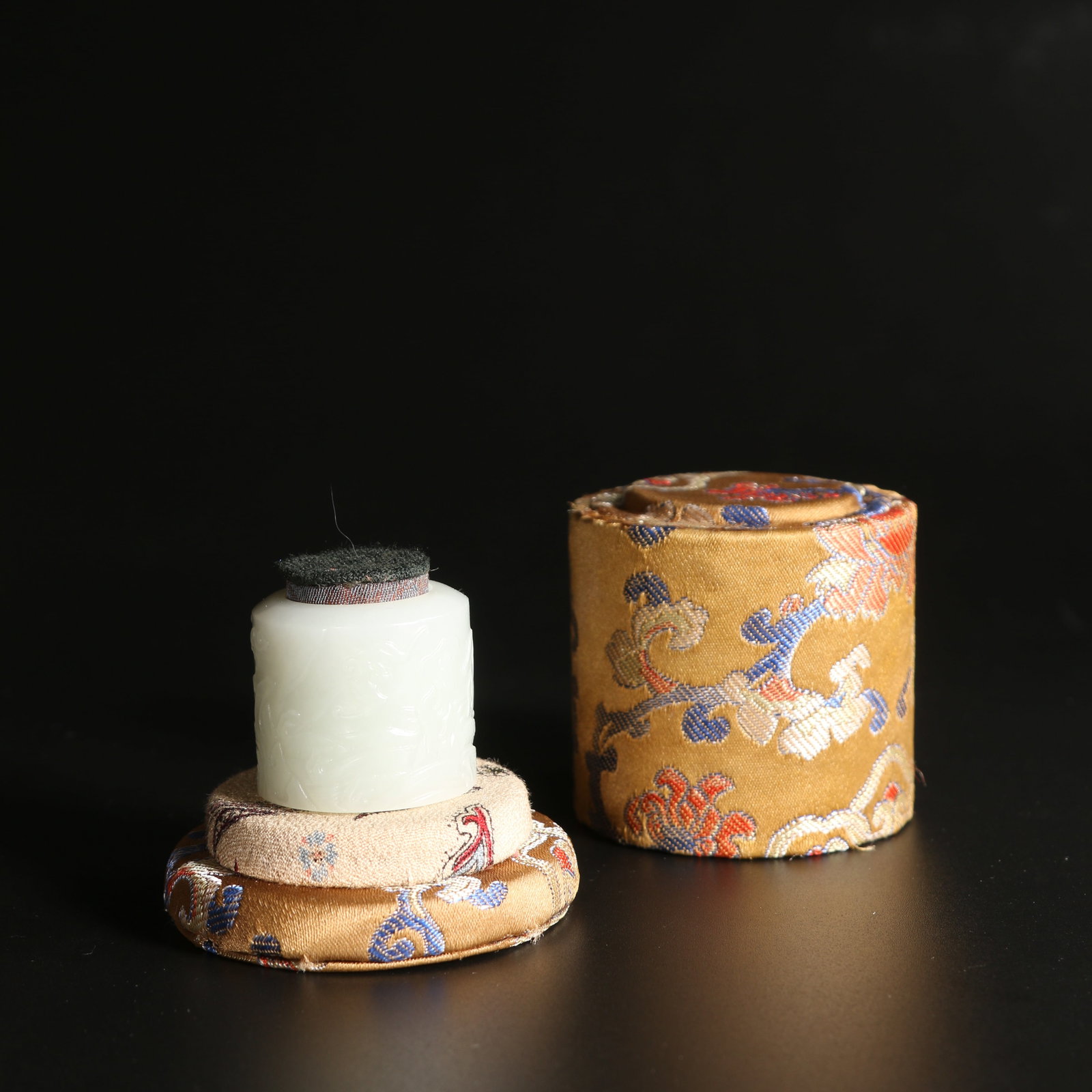 A HETIAN WHITE JADE THUMB RING WITH LANDSCAPE DESIGN (1 of 13)