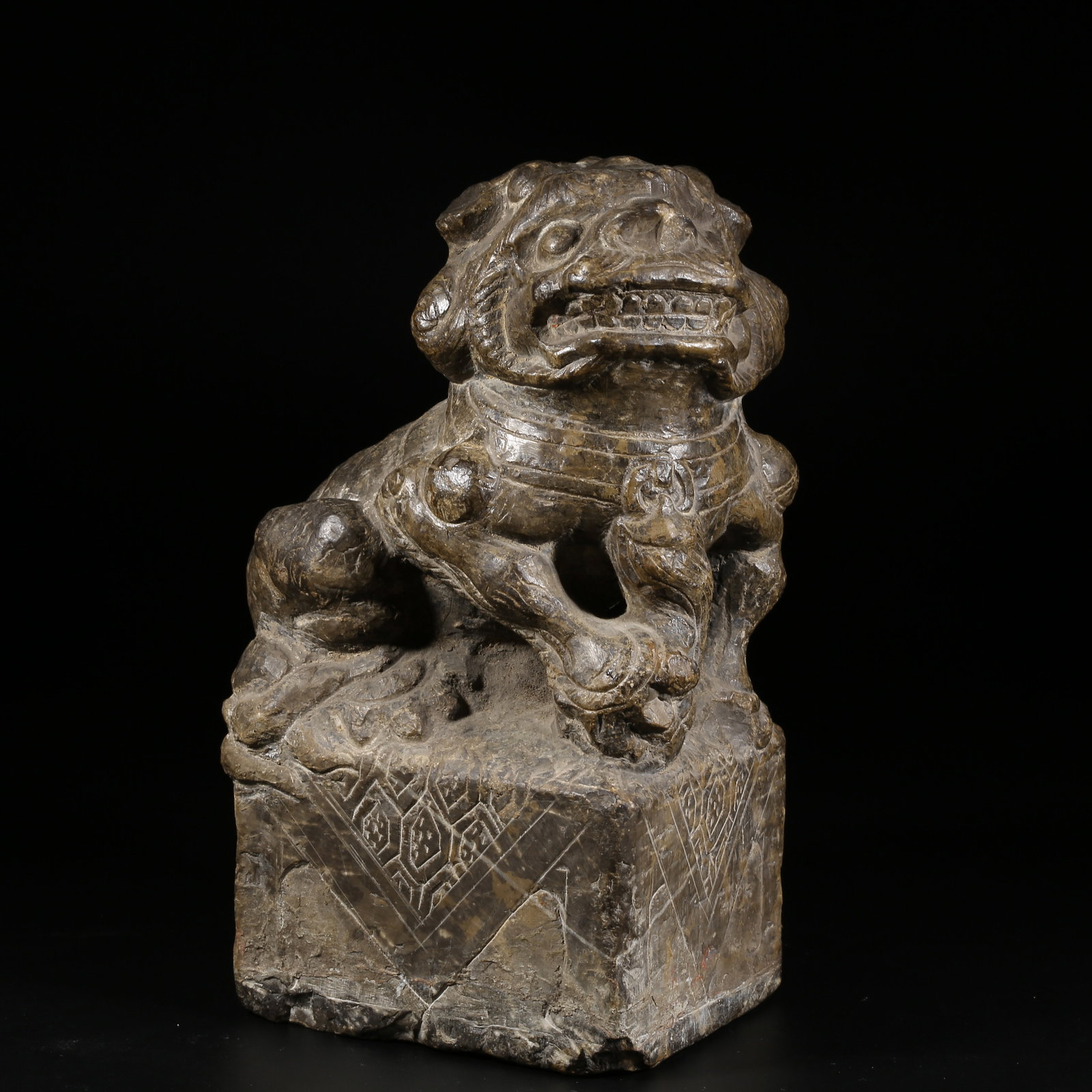 A BLACK STONE DESK LION: Black Stone Desk Lion