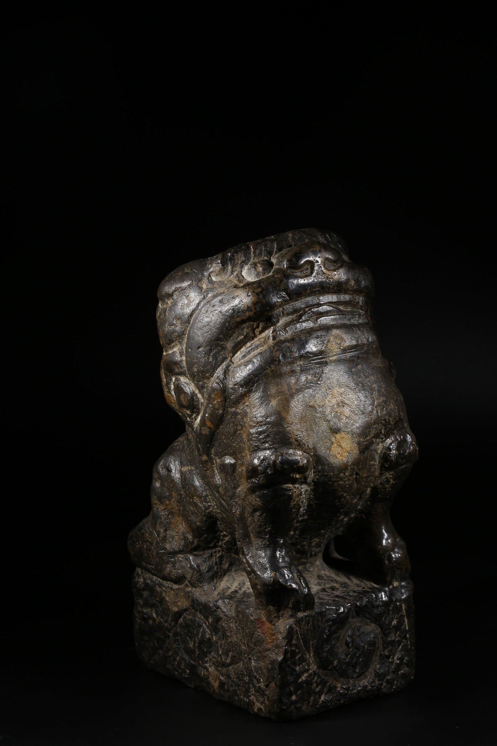 A BLACK STONE DESK LION: Black Stone Desk Lion