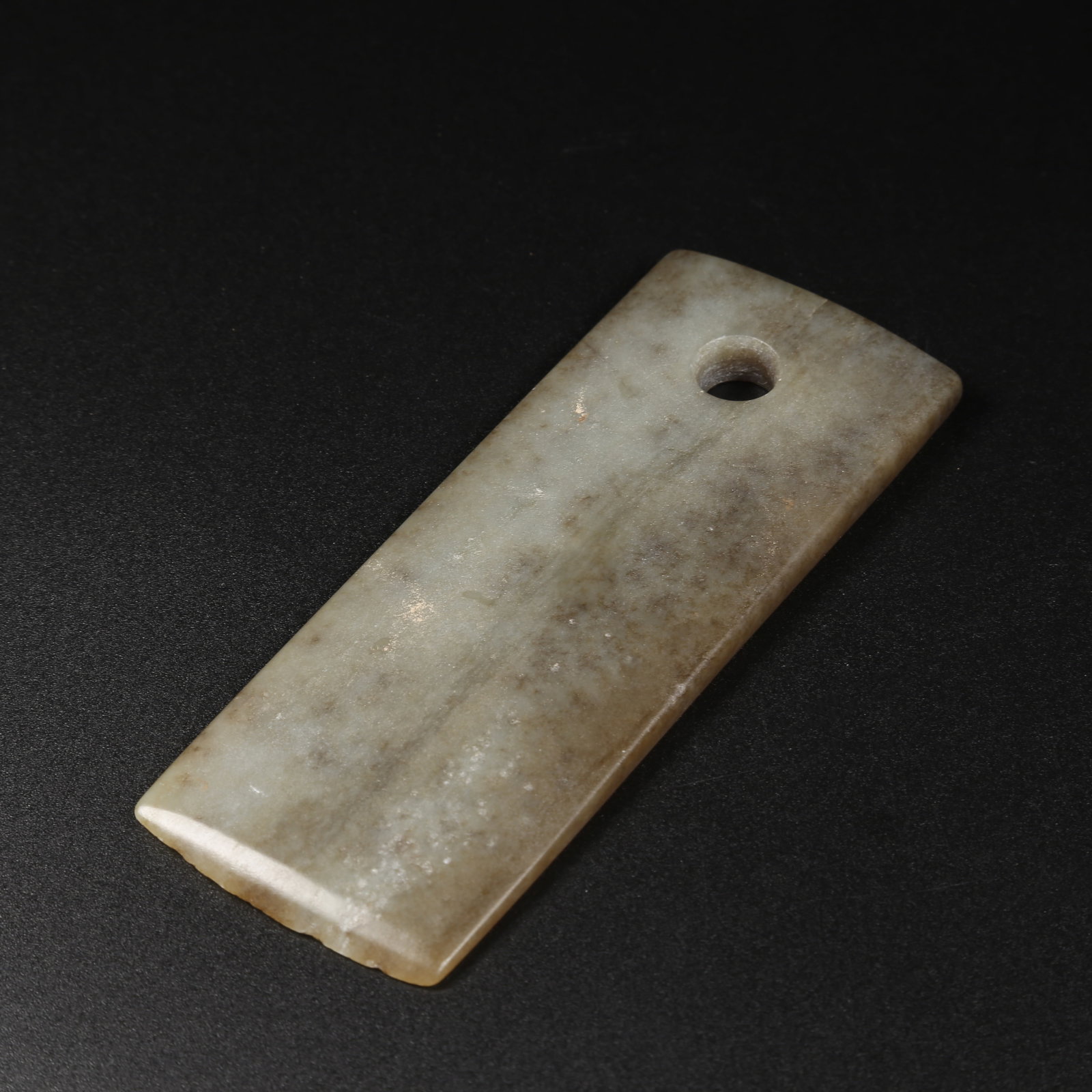 A ARCHAIC JADE SPADE (1 of 8)