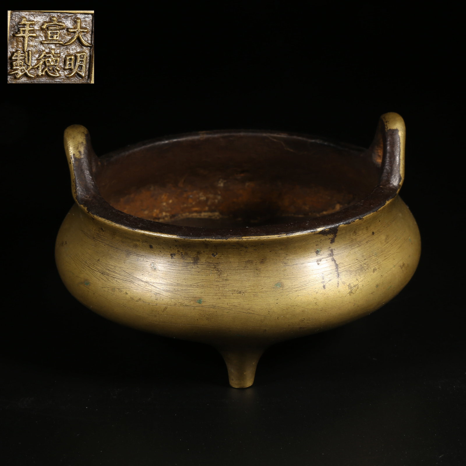 A BRONZE TRIPOD CENSER WITH UPRIGHT HANDLES (1 of 9)