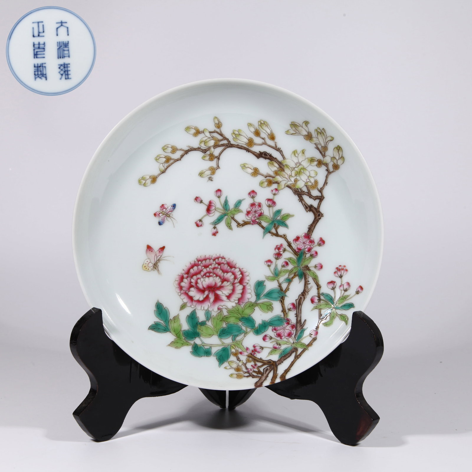 A PLATE WITH FLOWERS AND BUTTERFLIES PATTERN IN WUCAI (1 of 7)