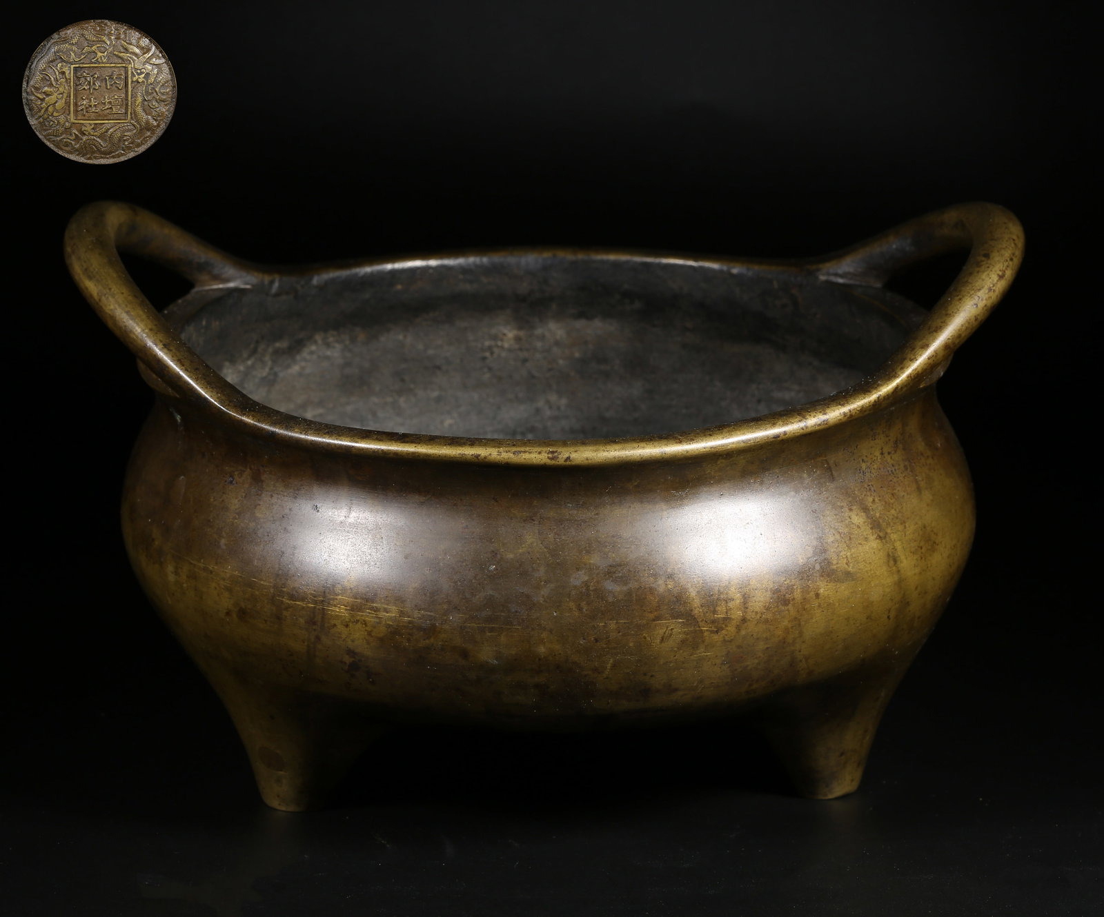 A BRONZE CENSER WITH BRIDGE-SHAPED HANDLES (1 of 9)