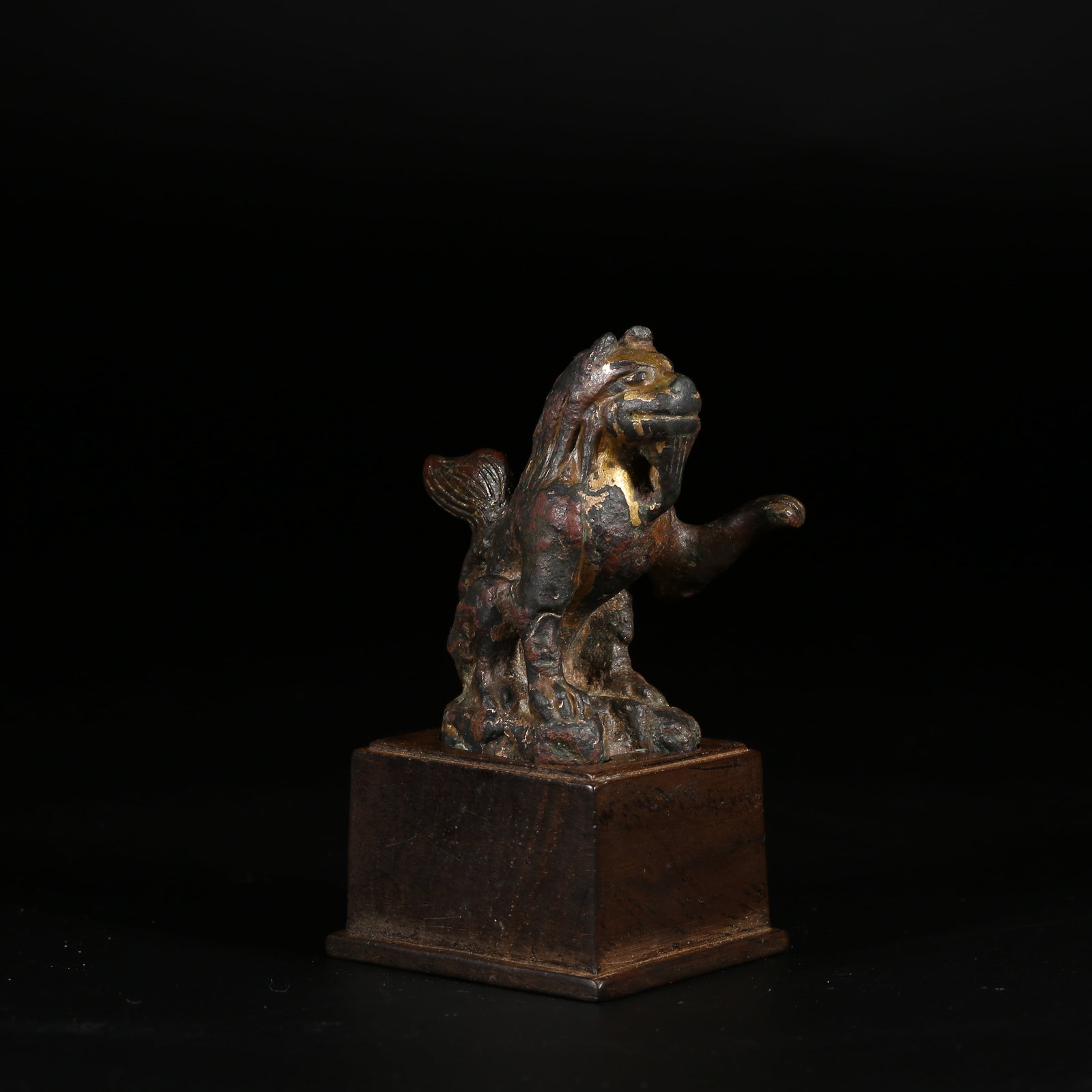 A GILT-BRONZE SEATED GUARDIAN LION (1 of 8)