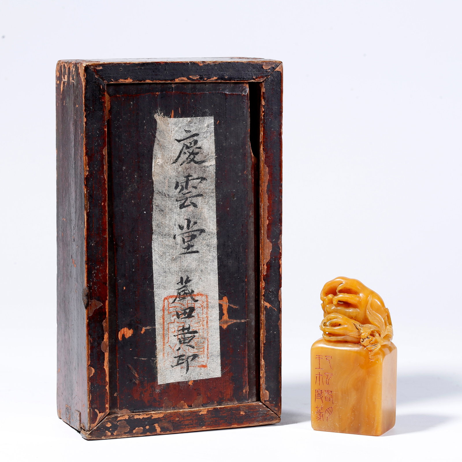 A TIANHUANG STONE BUDDHA'S HAND KNOB SEAL FROM SHOUSHAN: Tianhuang Stone Buddha's Hand Knob Seal from Shoushan