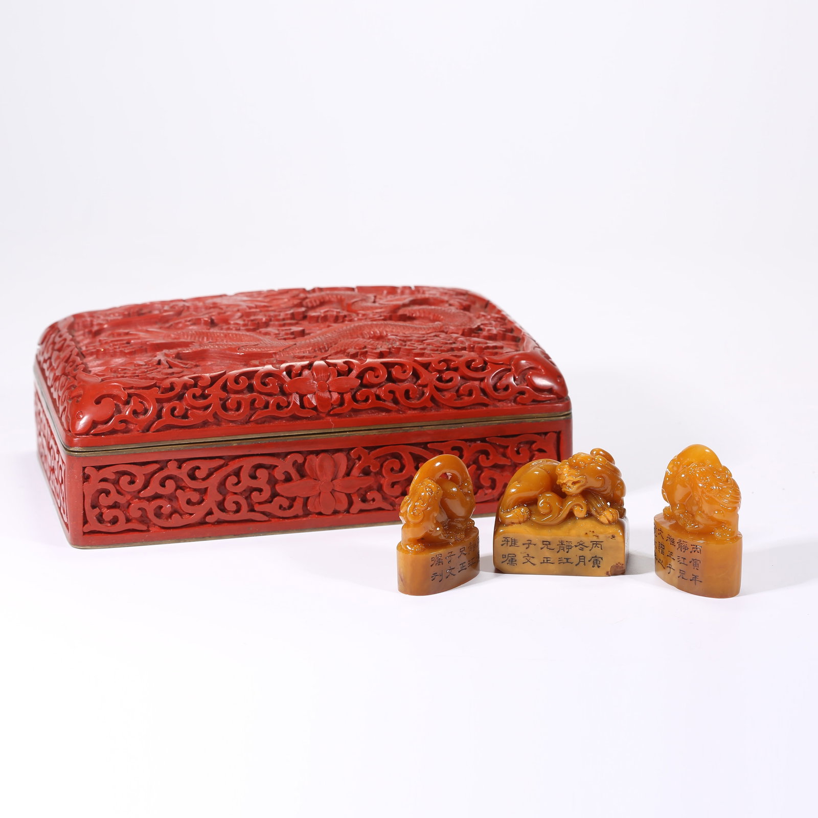 A SET OF SHOUSHAN TIANHUANG STONE SEALS WITH BEAST FINIALS: Set of Shoushan Tianhuang stone seals with beast finials