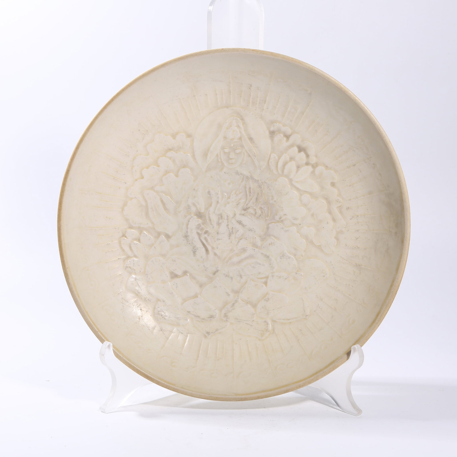 A DING KILN CARVED GUANYIN BODHISATTVA DEPICTION DISH: Ding kiln carved Guanyin Bodhisattva depiction dish