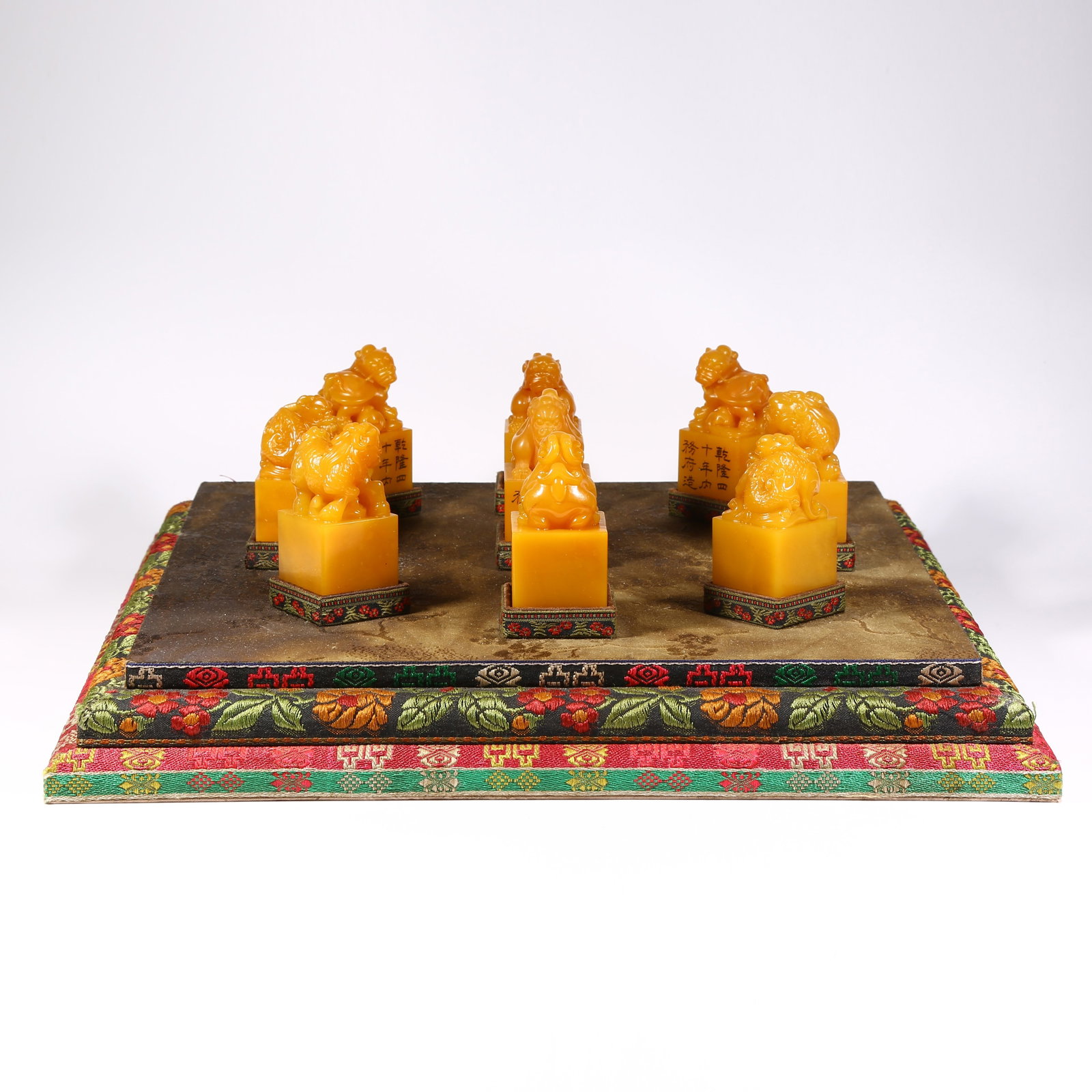 A SET OF SHOUSHAN TIANHUANG STONE SEALS WITH BEAST KNOBS: Set of Shoushan Tianhuang stone seals with beast knobs