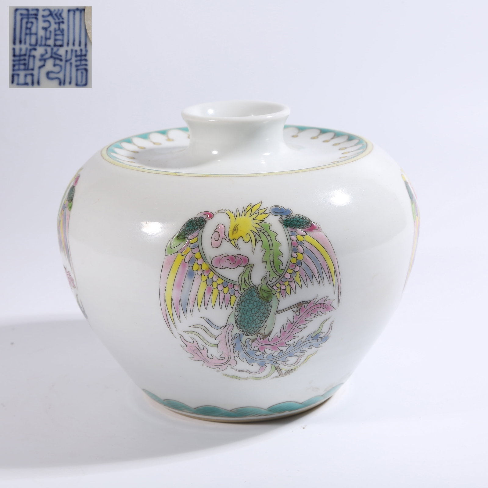 A WUCAI APPLE-SHAPED VASE WITH ROUND-PHOENIX PATTERN (1 of 9)