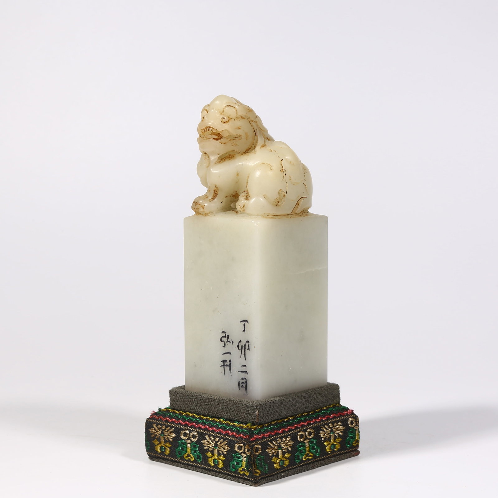 A SHOUSHAN FURONG STONE SEAL WITH BEAST KNOB: Shoushan Furong stone seal with beast knob