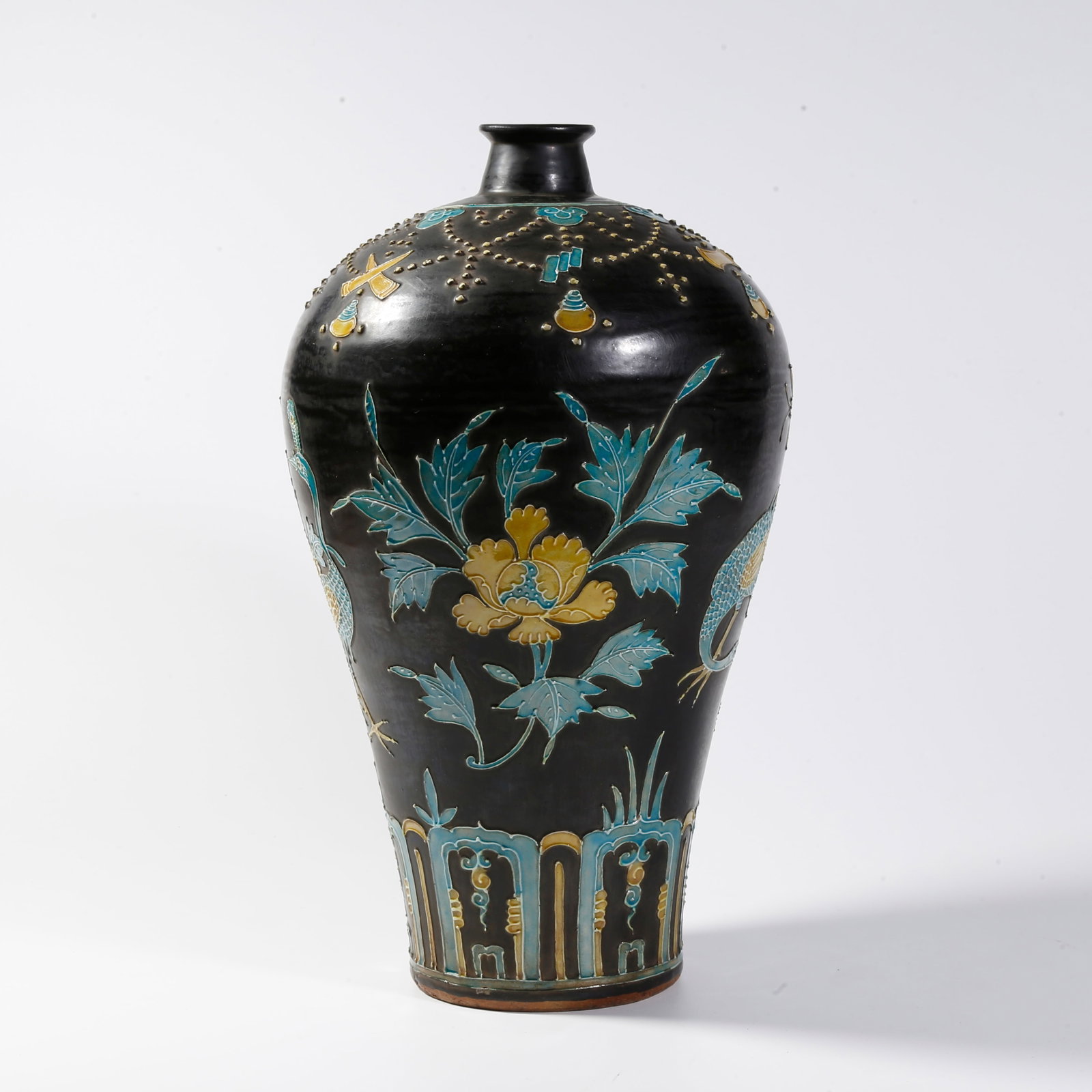 A FAMILLE VERTE PEACOCK MOTIF MEIPING VASE (1 of 10)