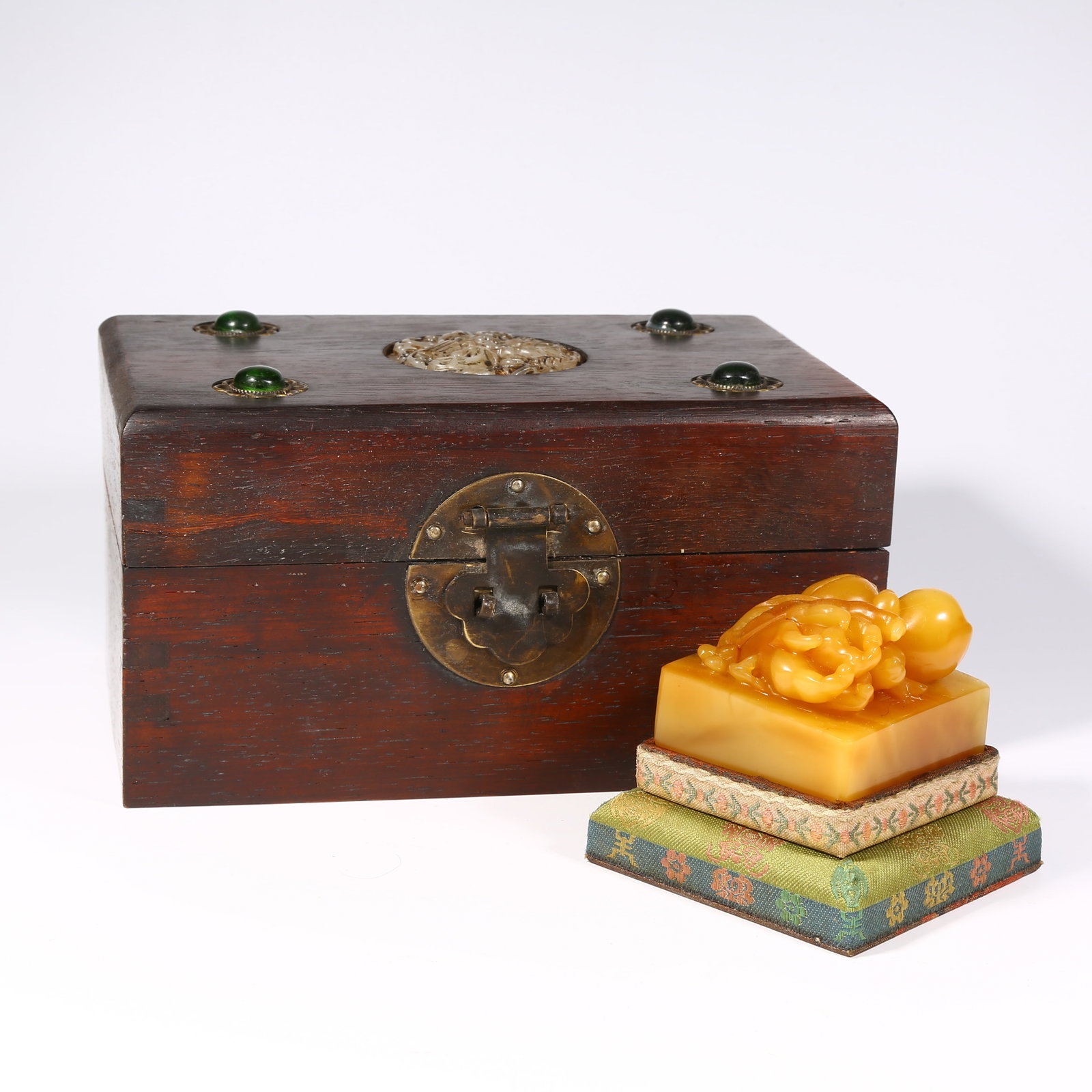 A SHOUSHAN TIANHUANG STONE SEAL WITH BUDDHA'S HAND FRUIT KNOB: Shoushan Tianhuang stone seal with Buddha's hand fruit knob