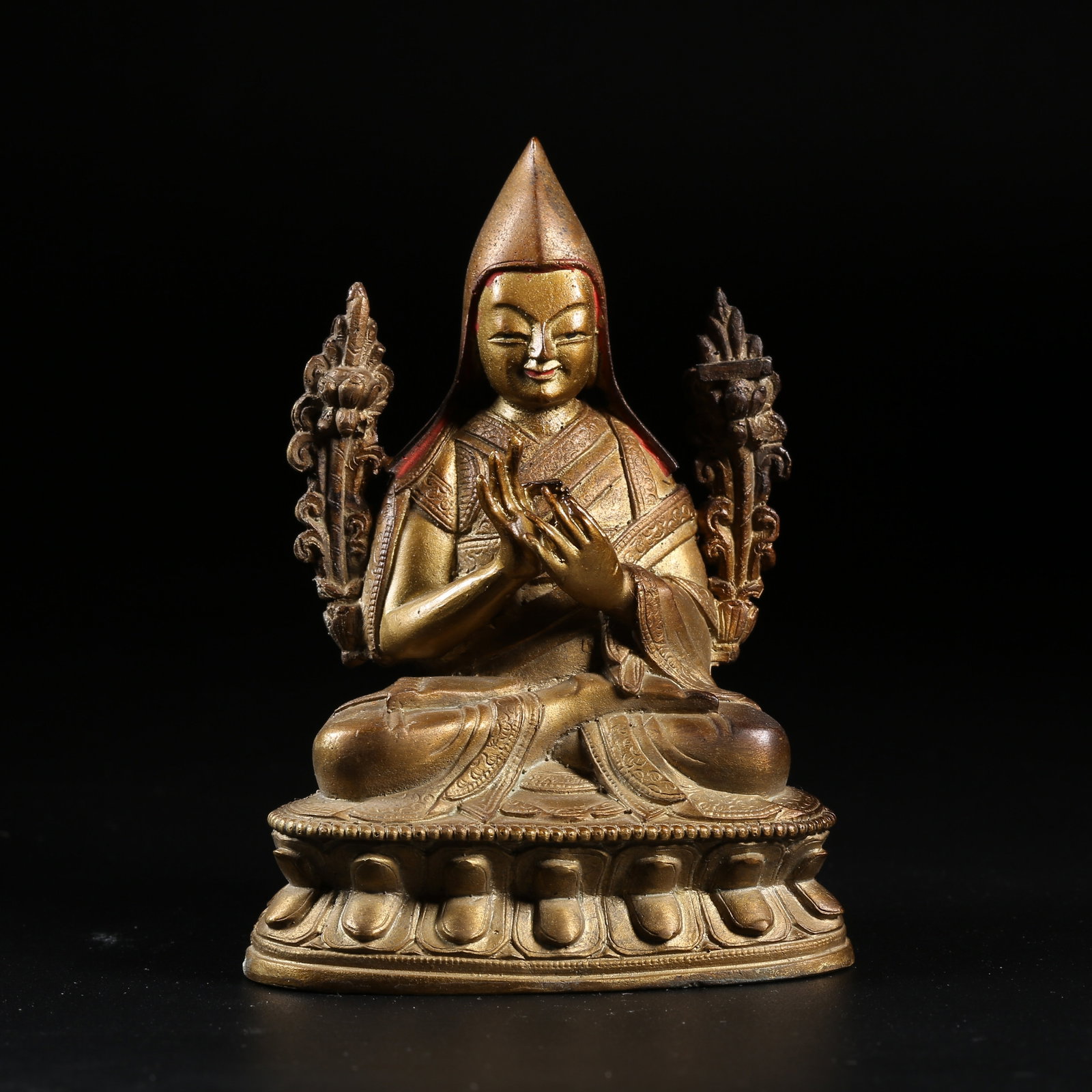 A GILT-BRONZE JE TSONGKHAPA STATUE: Gilt-Bronze Je Tsongkhapa Statue