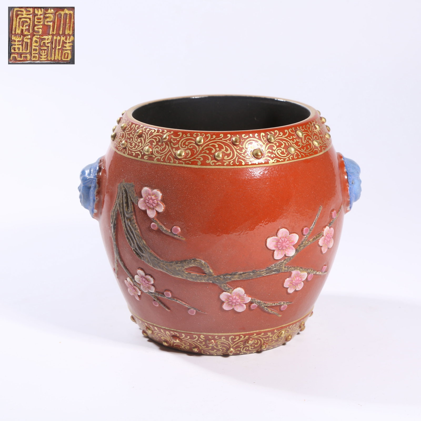 A ROUGE-DE-FER GROUND CARVED FAMILLE ROSE FLORAL PATTERNED JAR: Rouge-de-fer ground carved famille rose floral patterned jar