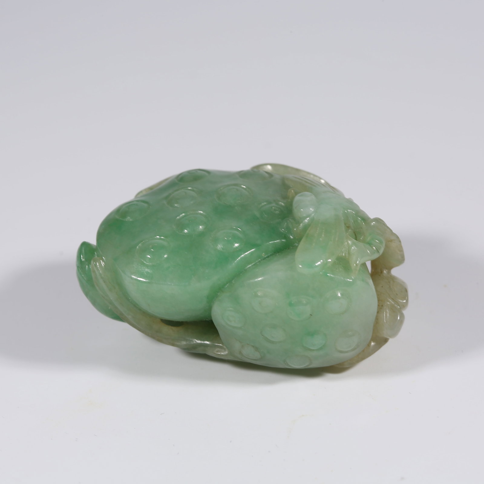 A JADEITE PENDANT WITH "PURE AND HONEST OFFICIAL" MOTIF (1 of 8)