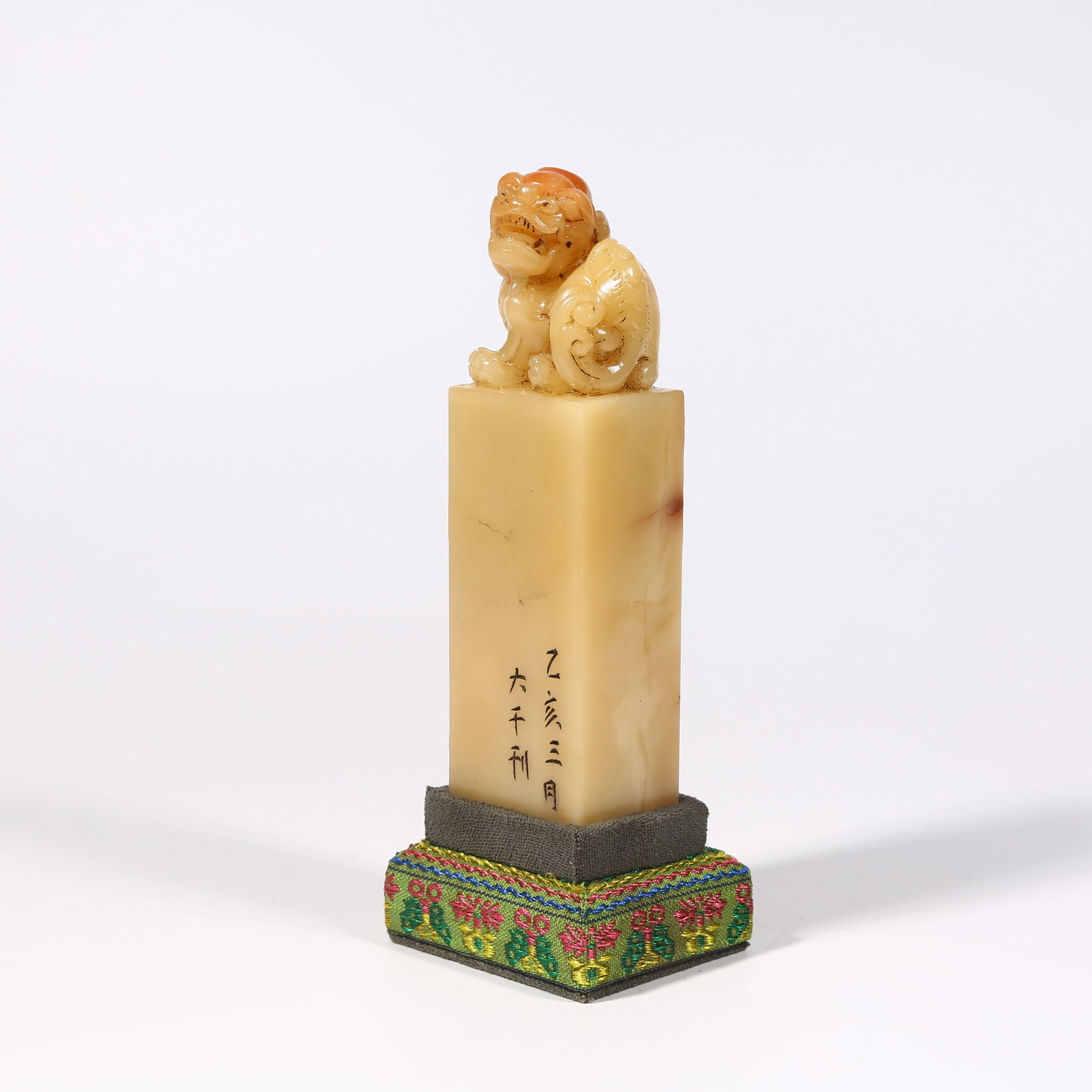 A SHOUSHAN STONE SEAL WITH BEAST KNOB (1 of 8)