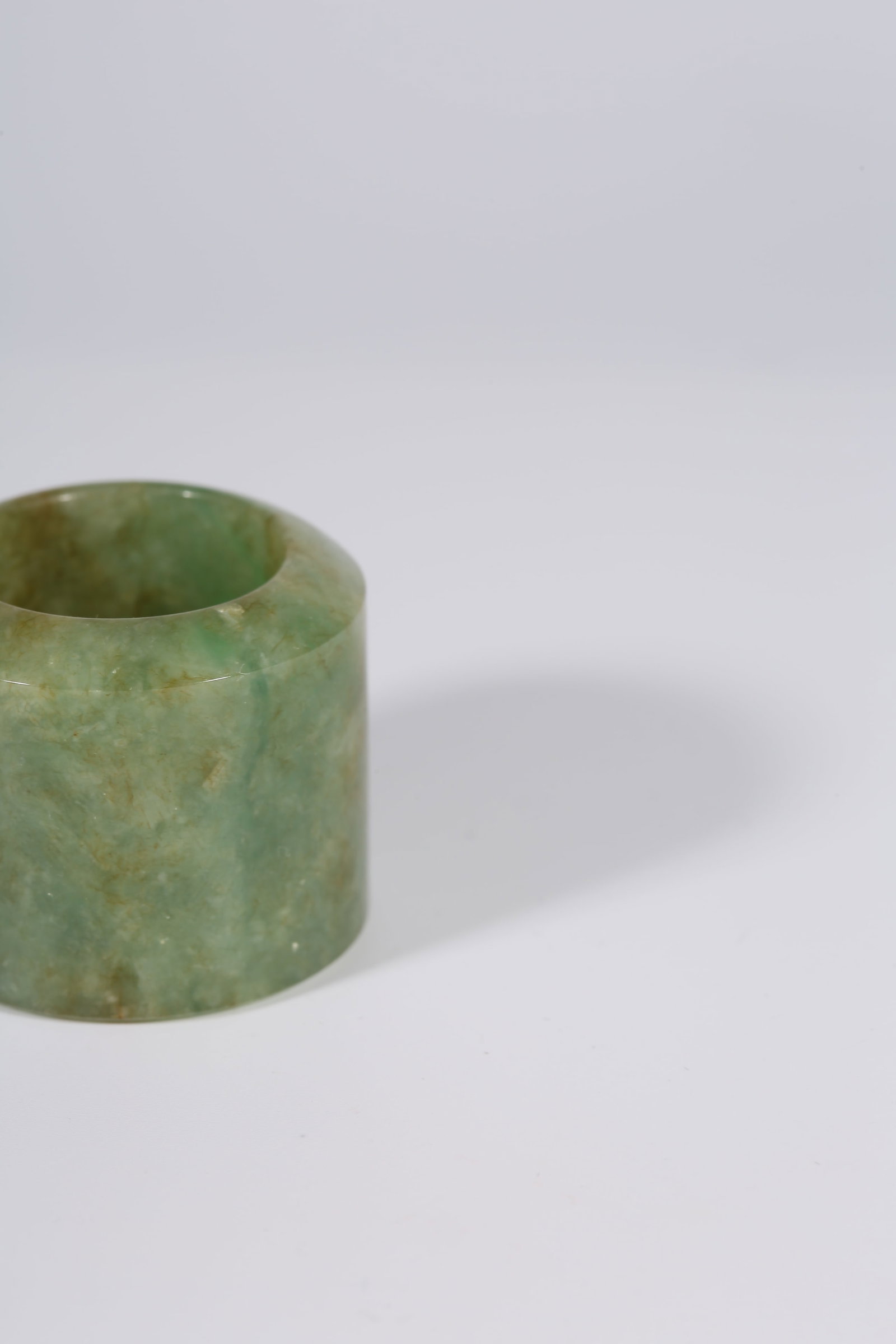 A JADEITE THUMB RING - 6