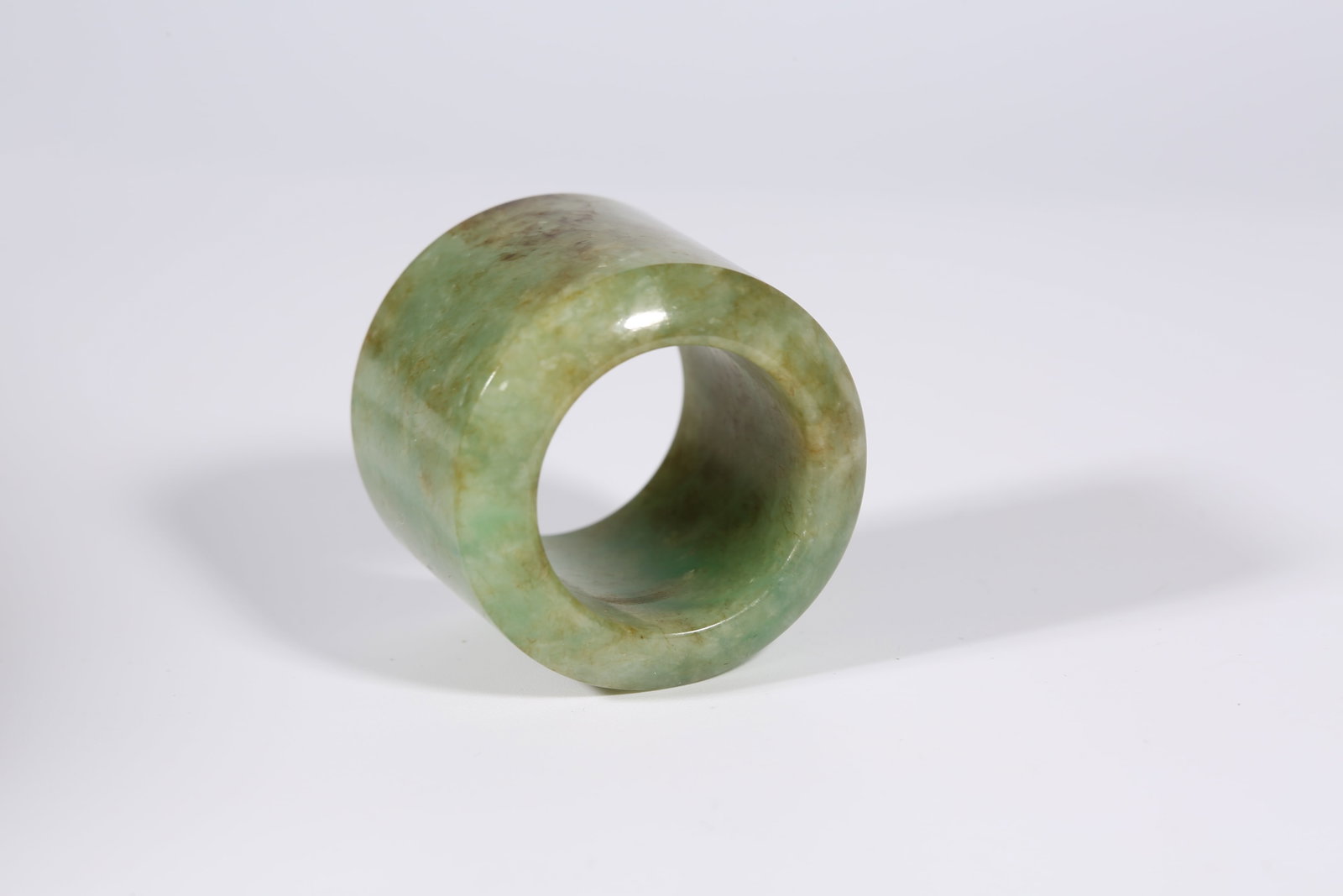 A JADEITE THUMB RING - 8