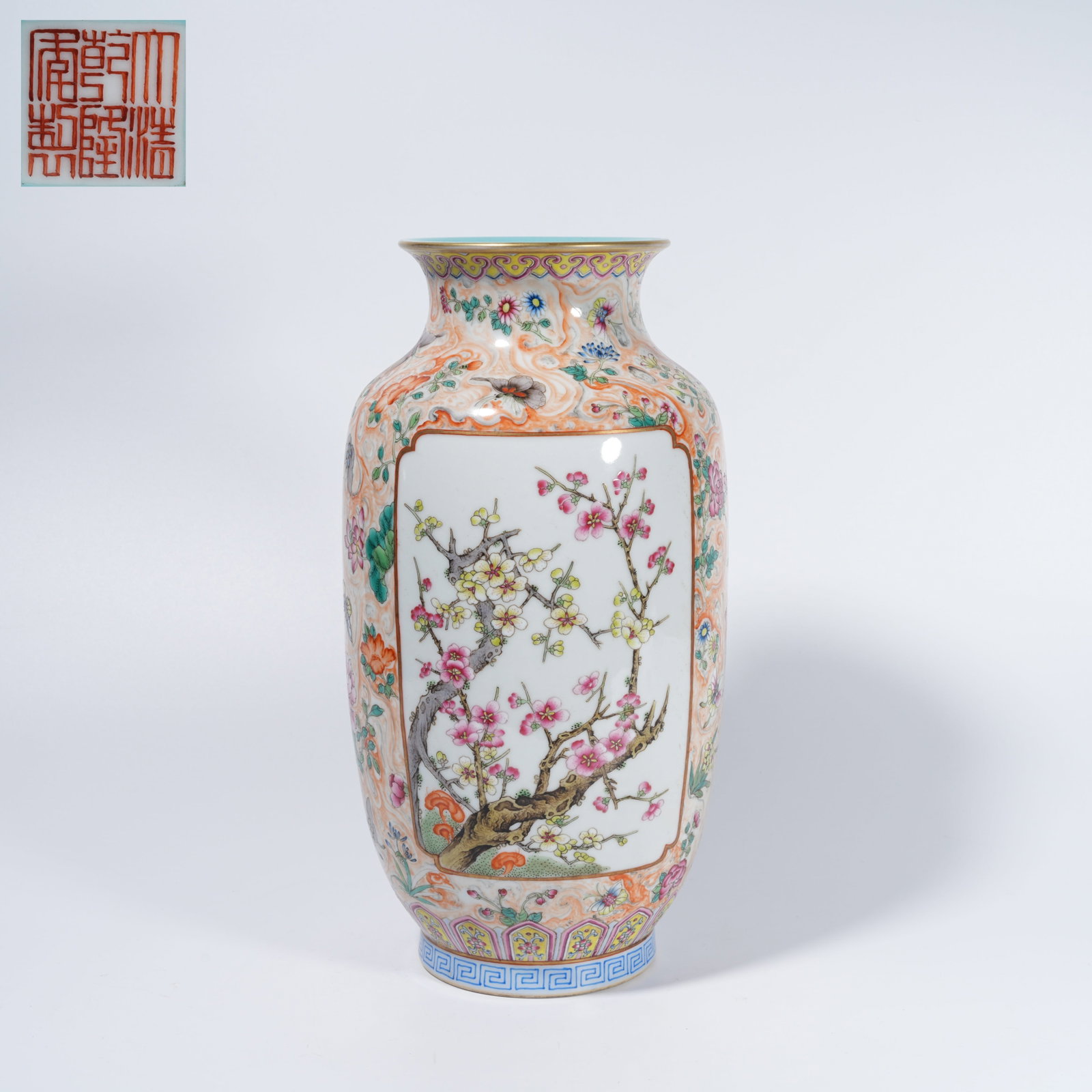 A WOOD-PATTERN GLAZE FAMILLE-ROSE WINDOWED APPRECIATION VASE WITH FLOWER MOTIF: Wood-Pattern Glaze Famille-Rose Windowed Appreciation Vase with Flower Motif
