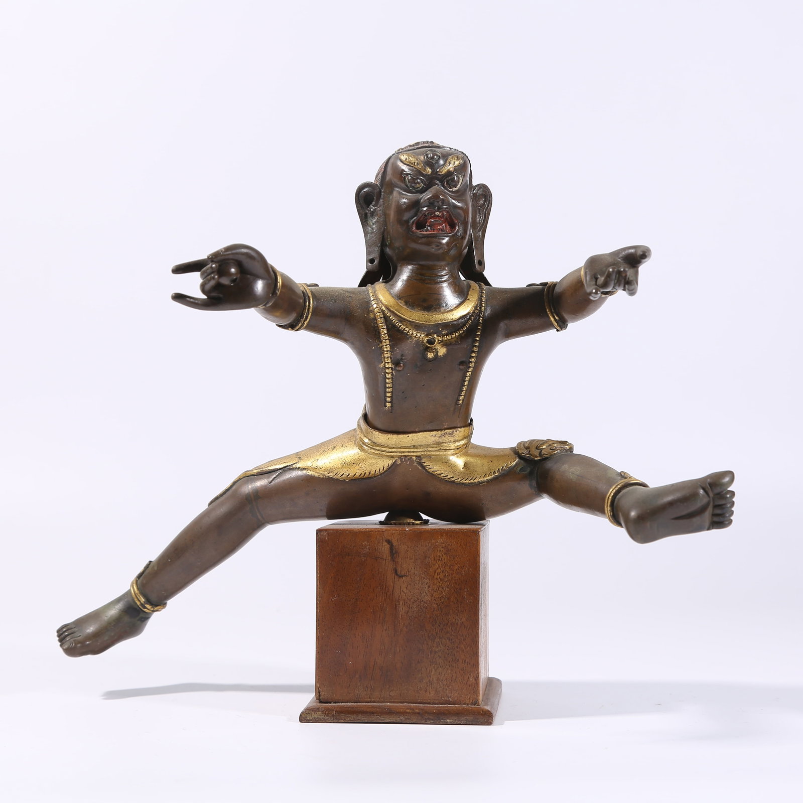 A GILT-BRONZE STATUE OF THE LADY MING FEI HOLDING A HAMMER (1 of 9)