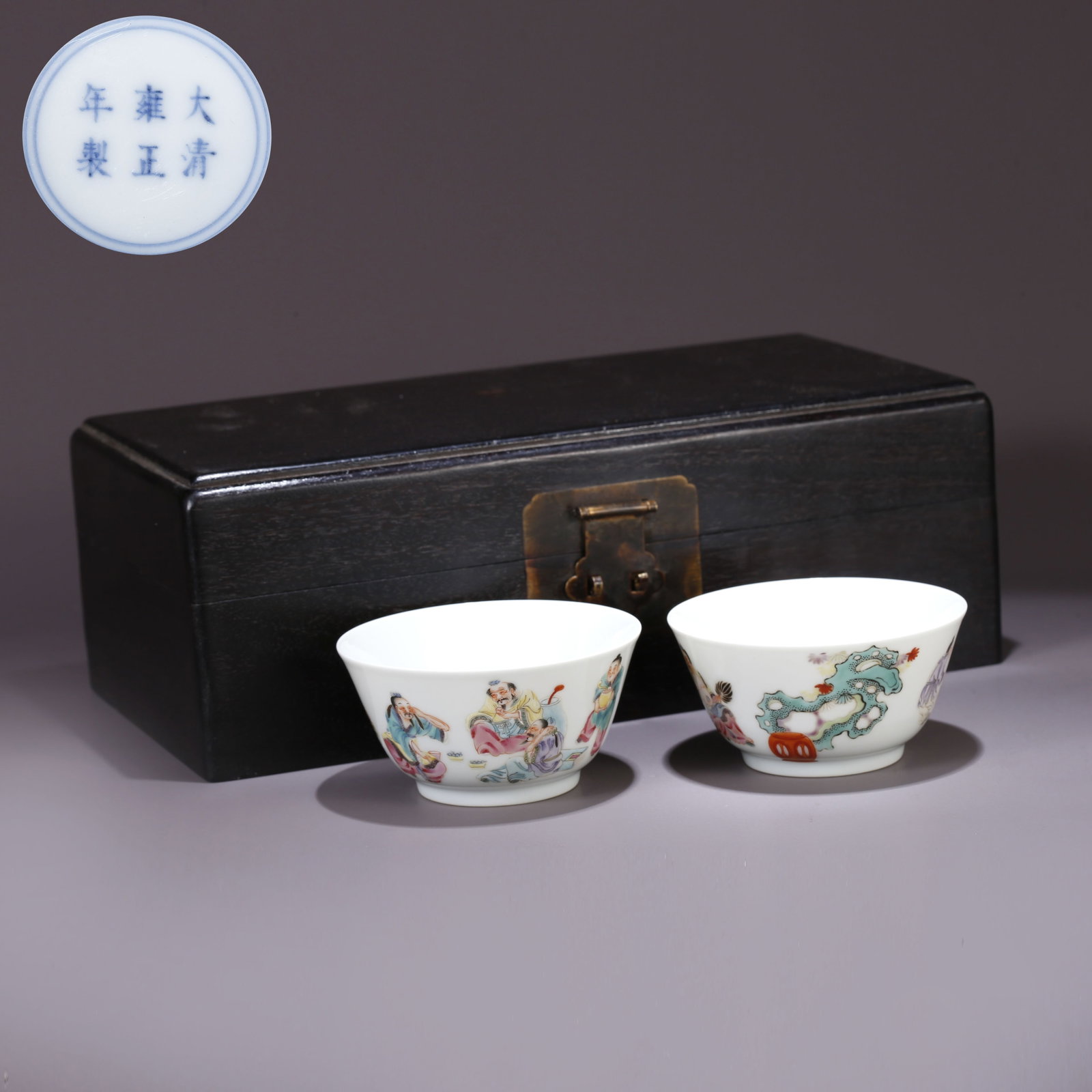 A FAMILLE ROSE NARRATIVE FIGURE PATTERN CUP (PAIR): Famille Rose Narrative Figure Pattern Cup (Pair)