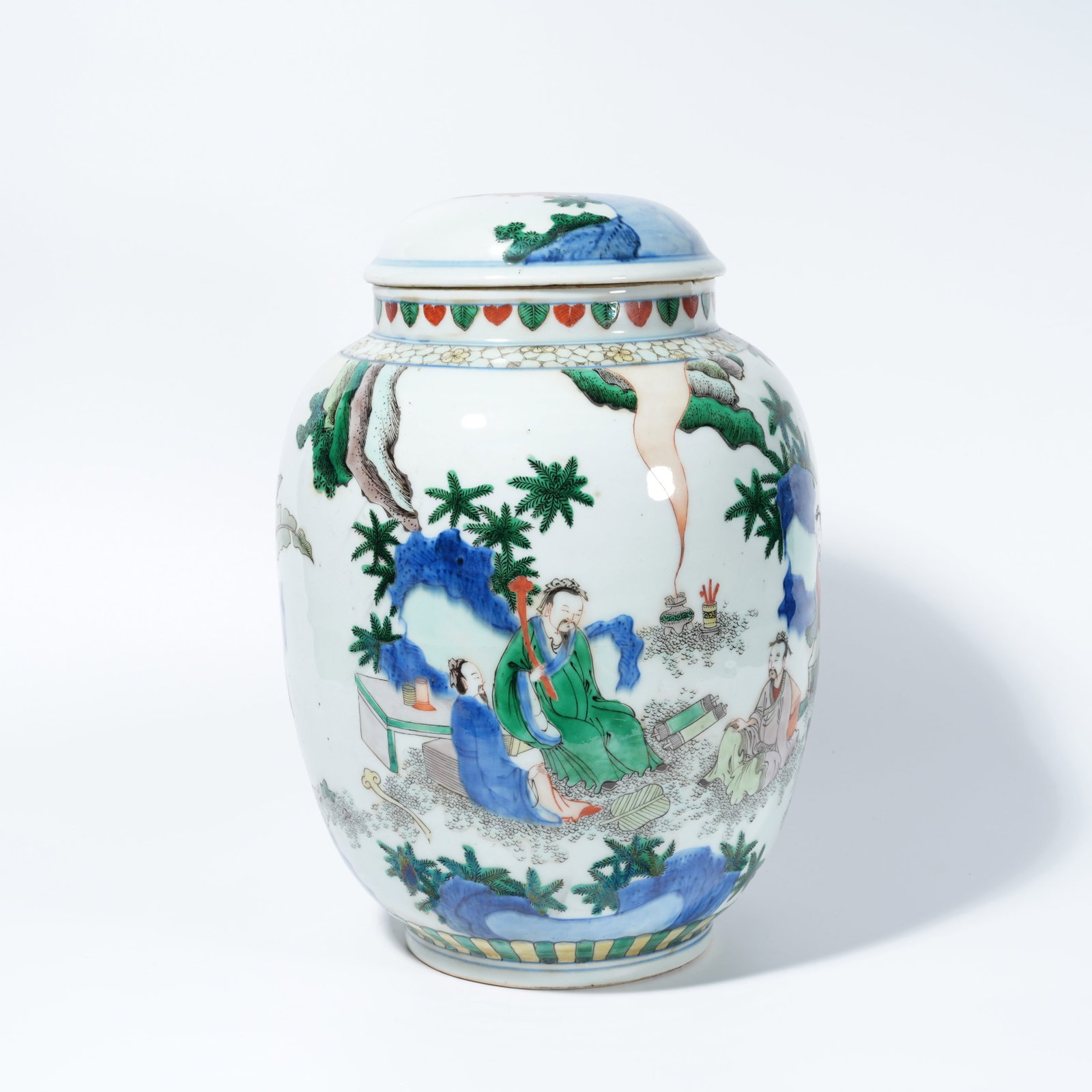 A WUCAI COVERED JAR WITH FIGURAL NARRATIVE MOTIF: Wucai Covered Jar with Figural Narrative Motif