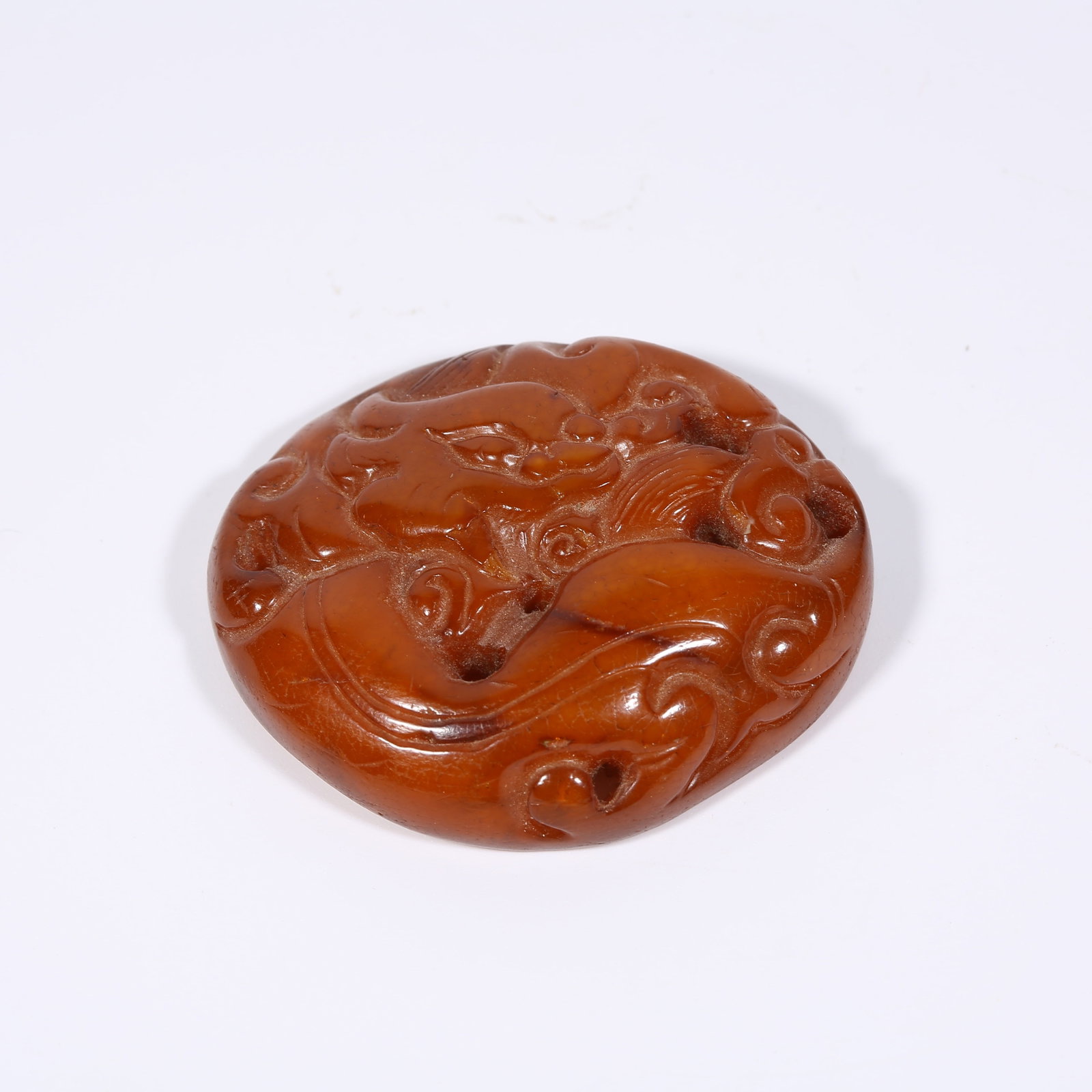 A AMBER CAP ORNAMENT WITH CHI-DRAGON MOTIF: Amber Cap Ornament with Chi-Dragon Motif