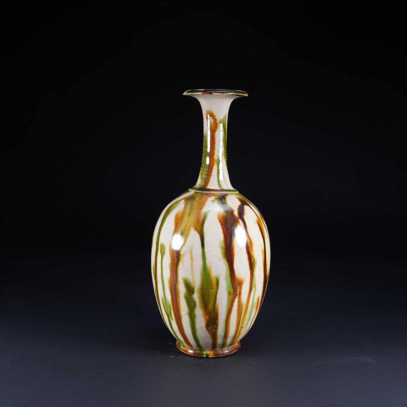 A PLAIN SANCAI LONG-NECK VASE (1 of 8)