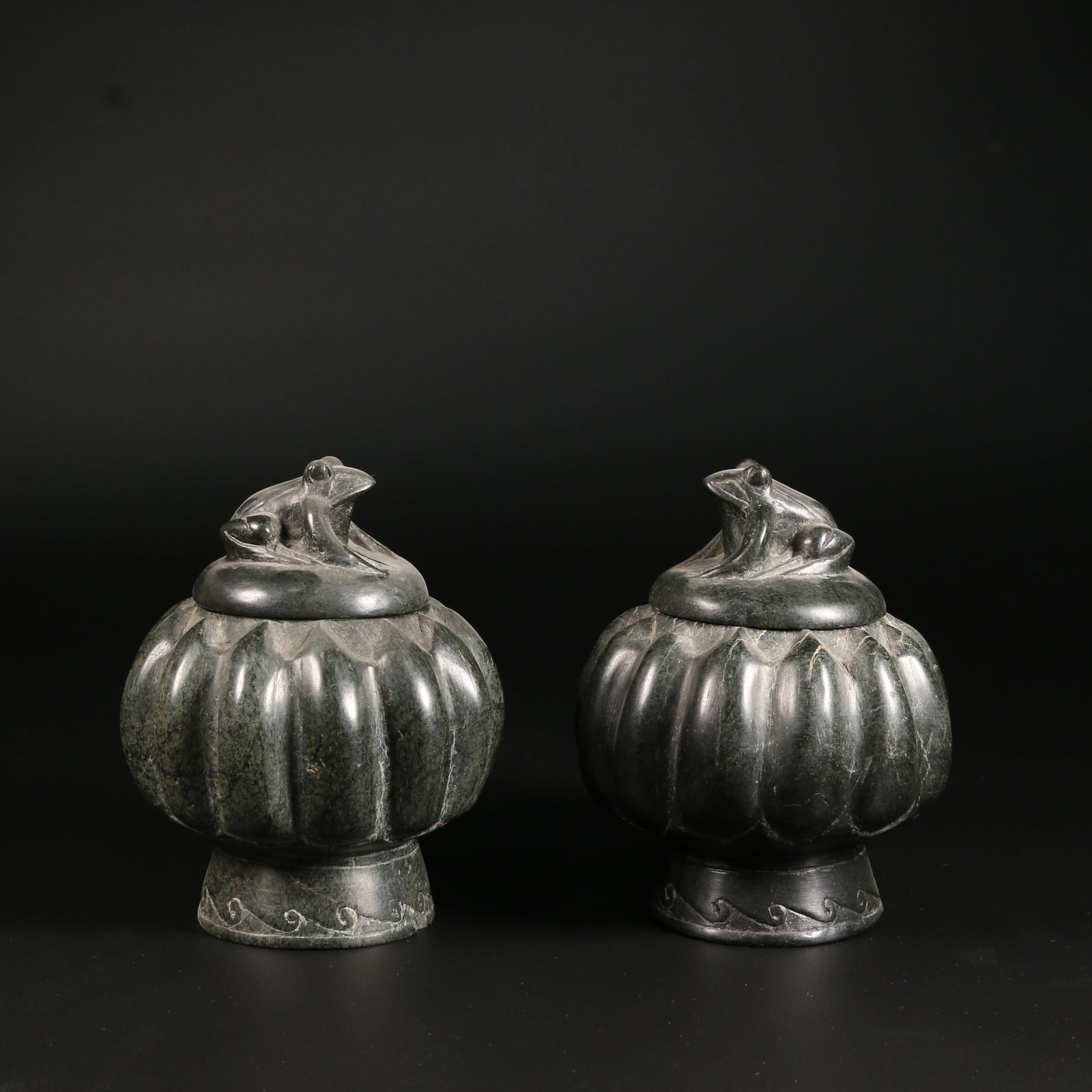 A BLACK JADE GO PIECE JAR: Black Jade Go Piece Jar