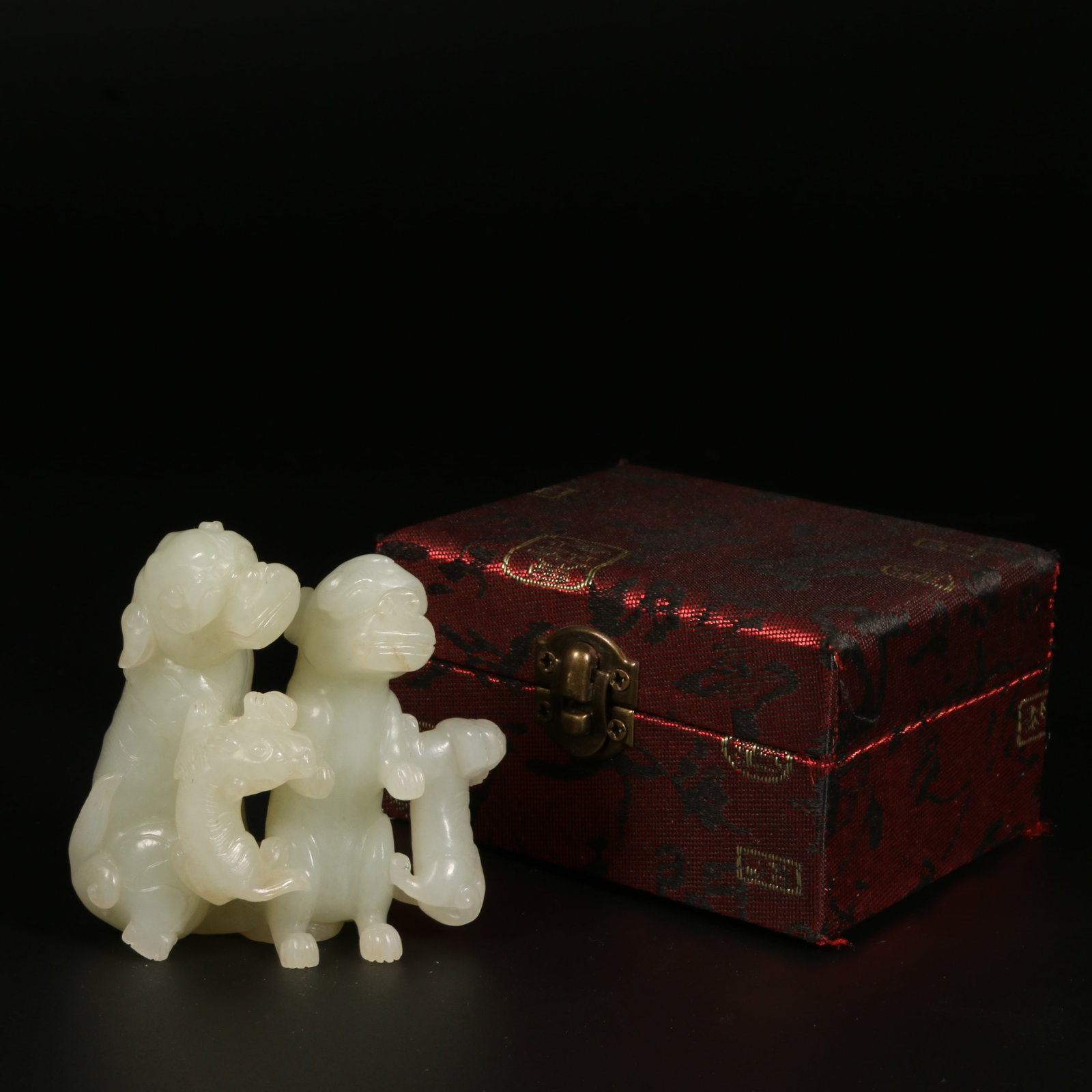 A HETIAN JADE AUSPICIOUS BEAST ORNAMENT: Hetian Jade Auspicious Beast Ornament