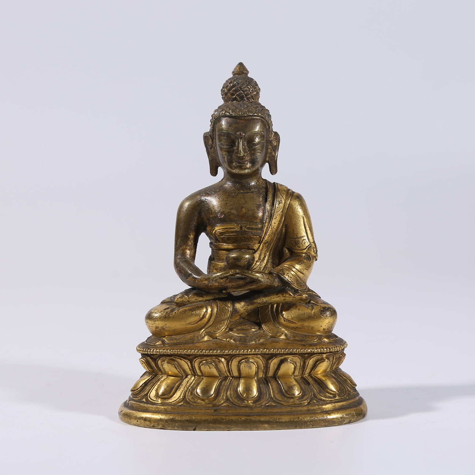 A GILT-BRONZE STATUE OF SHAKYAMUNI: Gilt-Bronze Statue of Shakyamuni