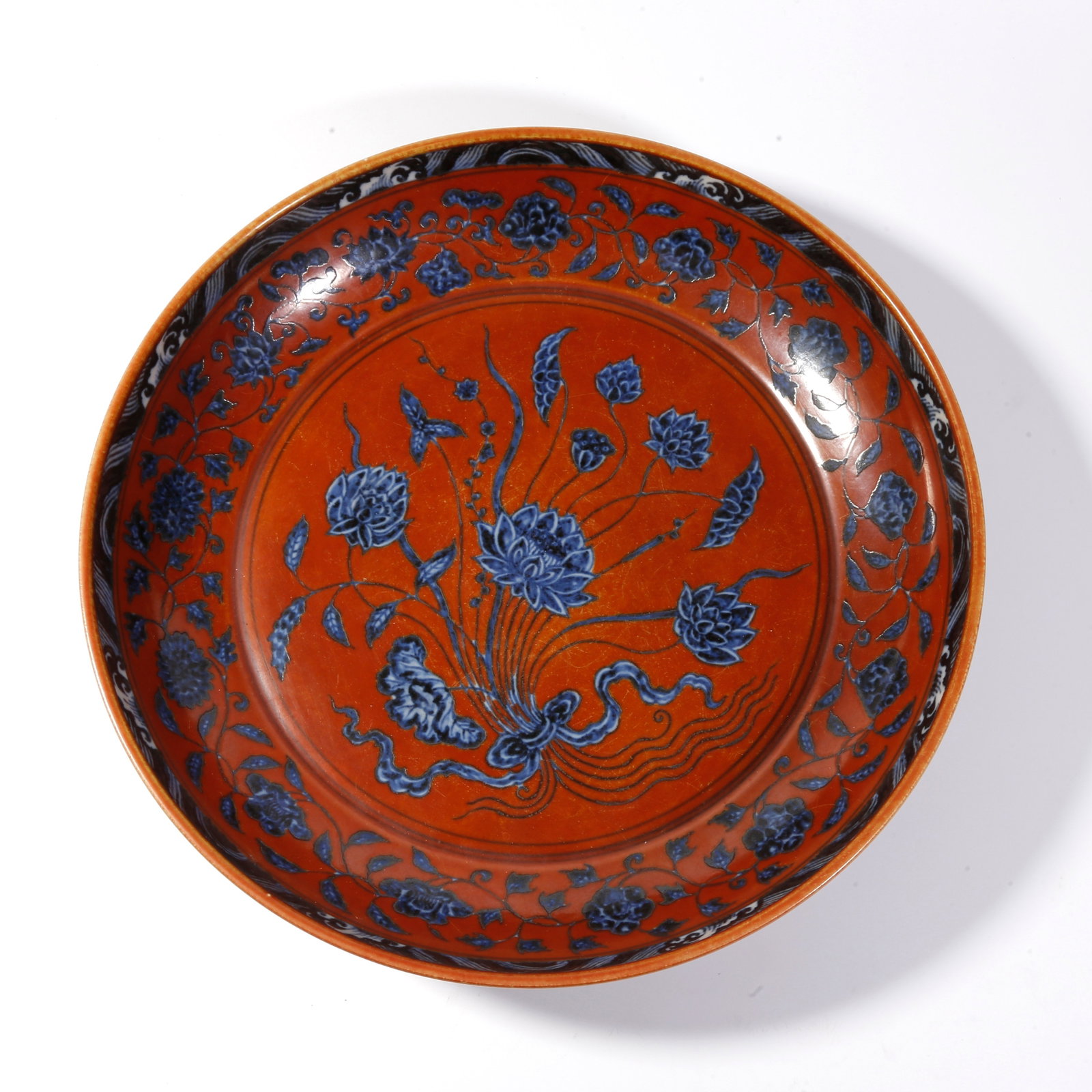 A BLUE-AND-WHITE AND IRON-RED INTERTWINED FLORAL MOTIF PLATE: Blue-and-White and Iron-Red Intertwined Floral Motif Plate
