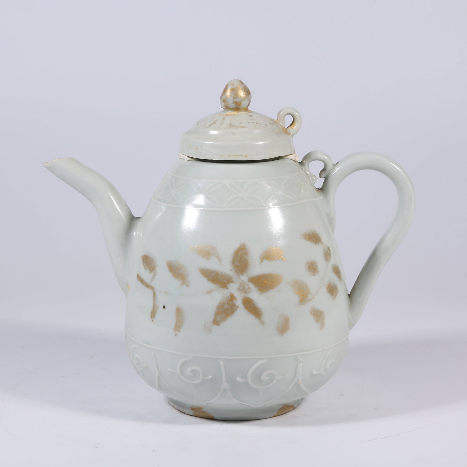 A SHUFU KILN EWER WITH PAINTED GOLD FLORAL PATTERN: Shufu Kiln Ewer with Painted Gold Floral Pattern