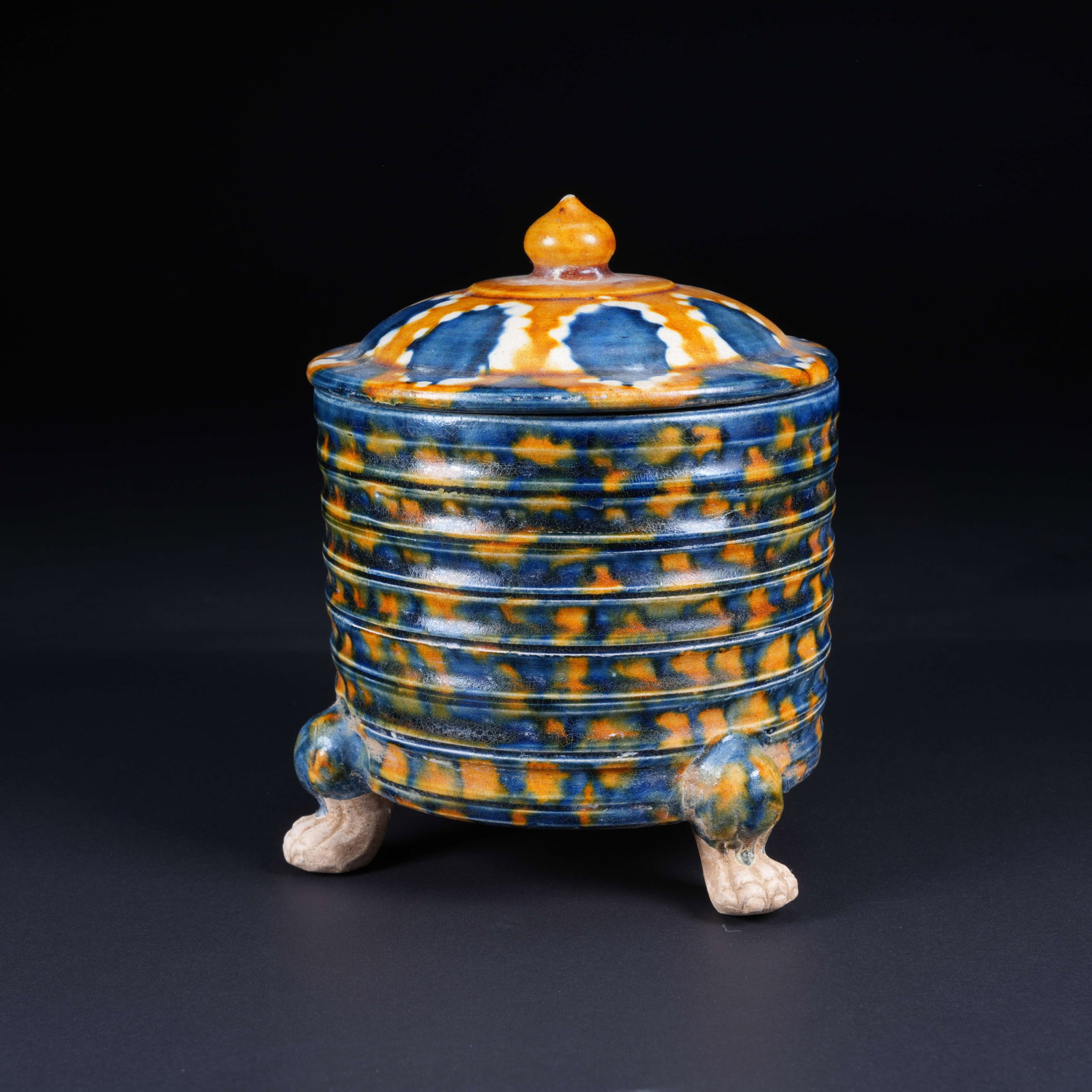 A PLAIN SANCAI TRIPOD INCENSE BURNER WITH STRING PATTERN: Plain Sancai Tripod Incense Burner with String Pattern