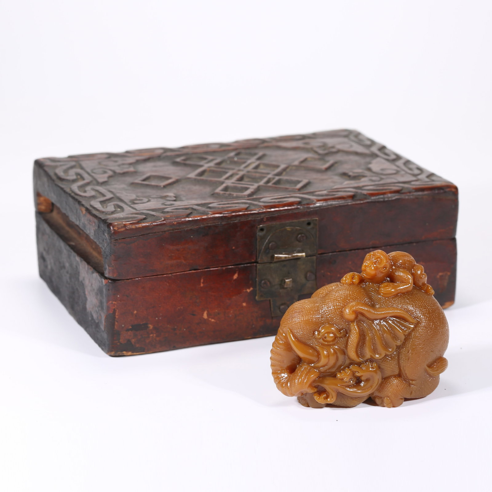 A SHOUSHAN TIANHUANG STONE HANDPIECE WITH "PEACE AND PROSPERITY" MOTIF: Shoushan Tianhuang stone handpiece with "Peace and Prosperity" motif