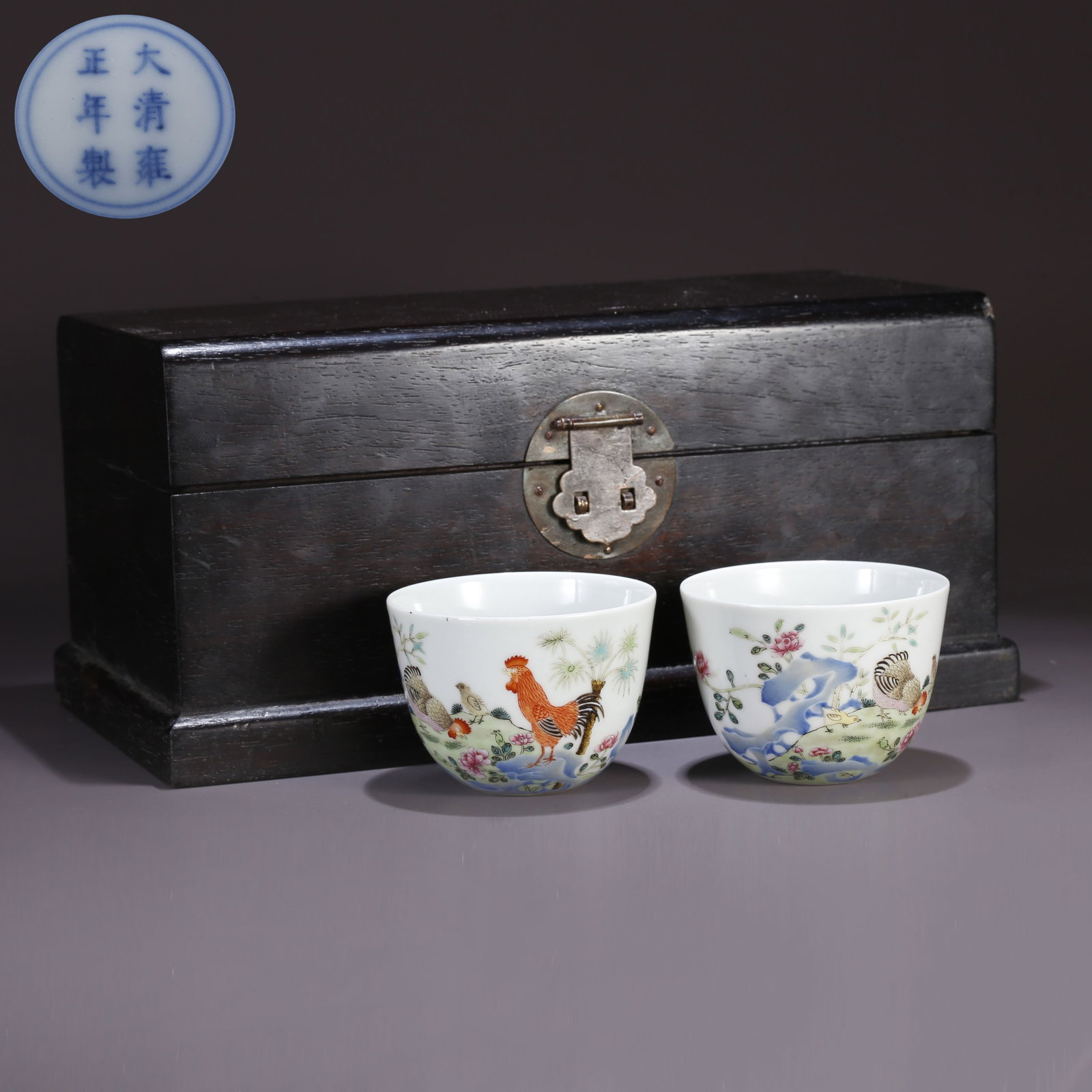 A FAMILLE ROSE ROOSTER PATTERN CUP (PAIR) (1 of 10)