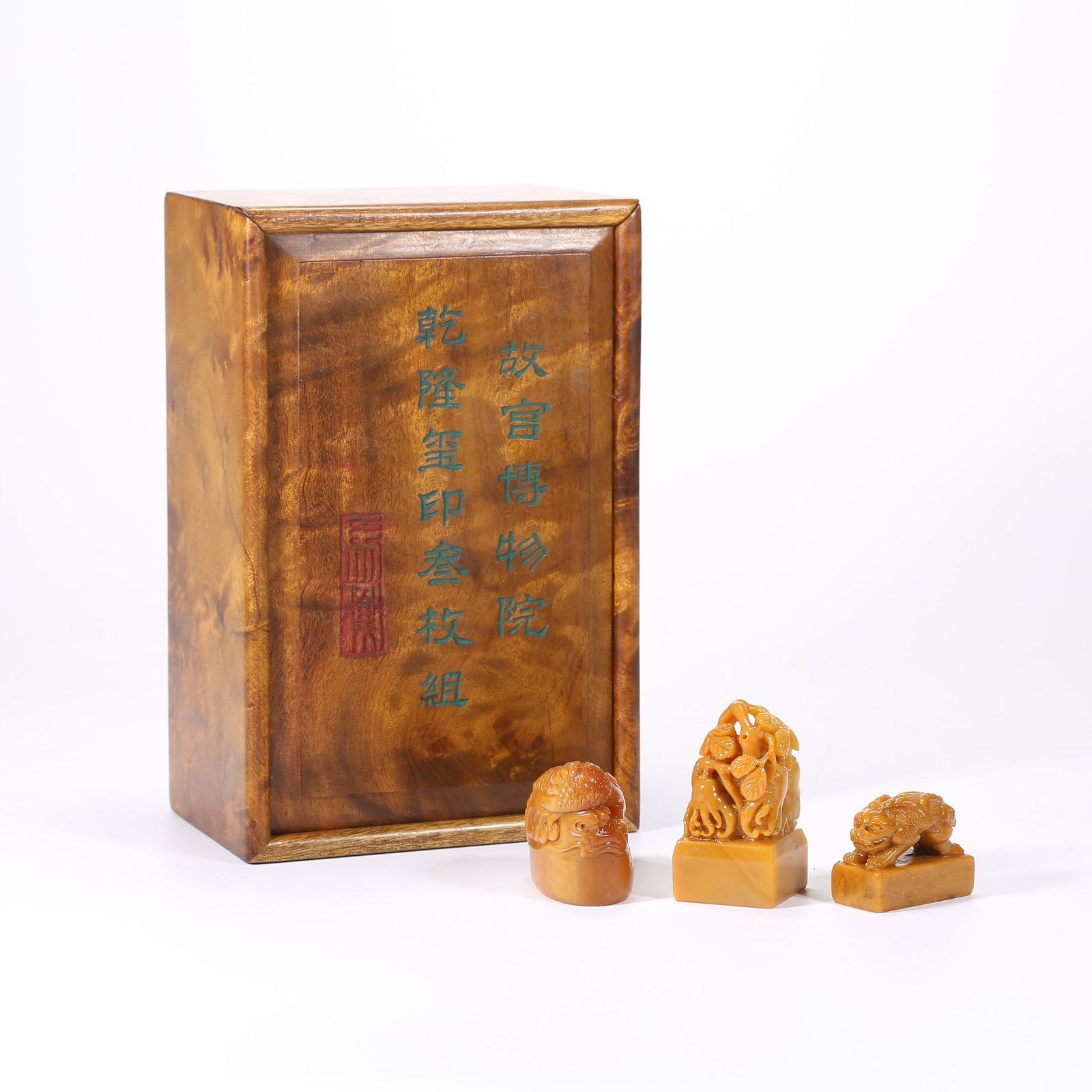A SET OF SHOUSHAN TIANHUANG STONE SEALS WITH PHOENIX FINIALS: Set of Shoushan Tianhuang stone seals with phoenix finials